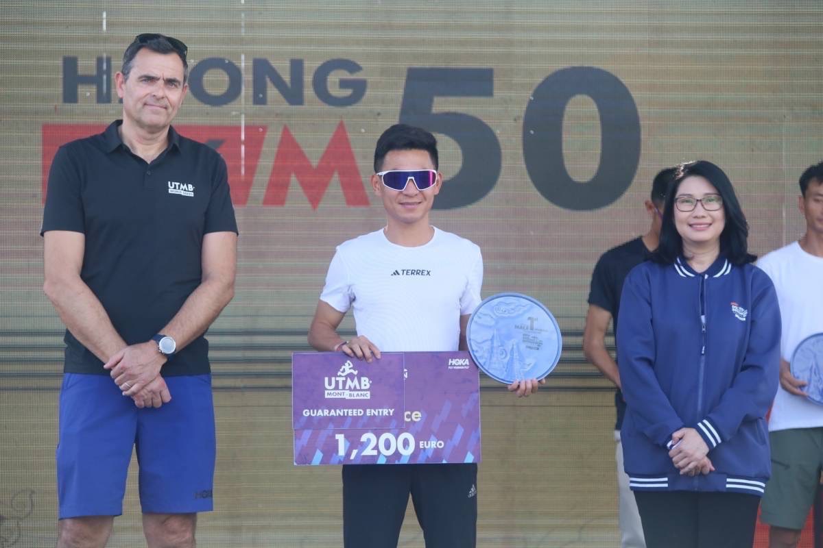 ปลัดฯ ท่องเที่ยวและกีฬา มอบรางวัลผู้เข้าแข่งขันวิ่งเทรล ระยะ TRANS-INT 160 รายการ 