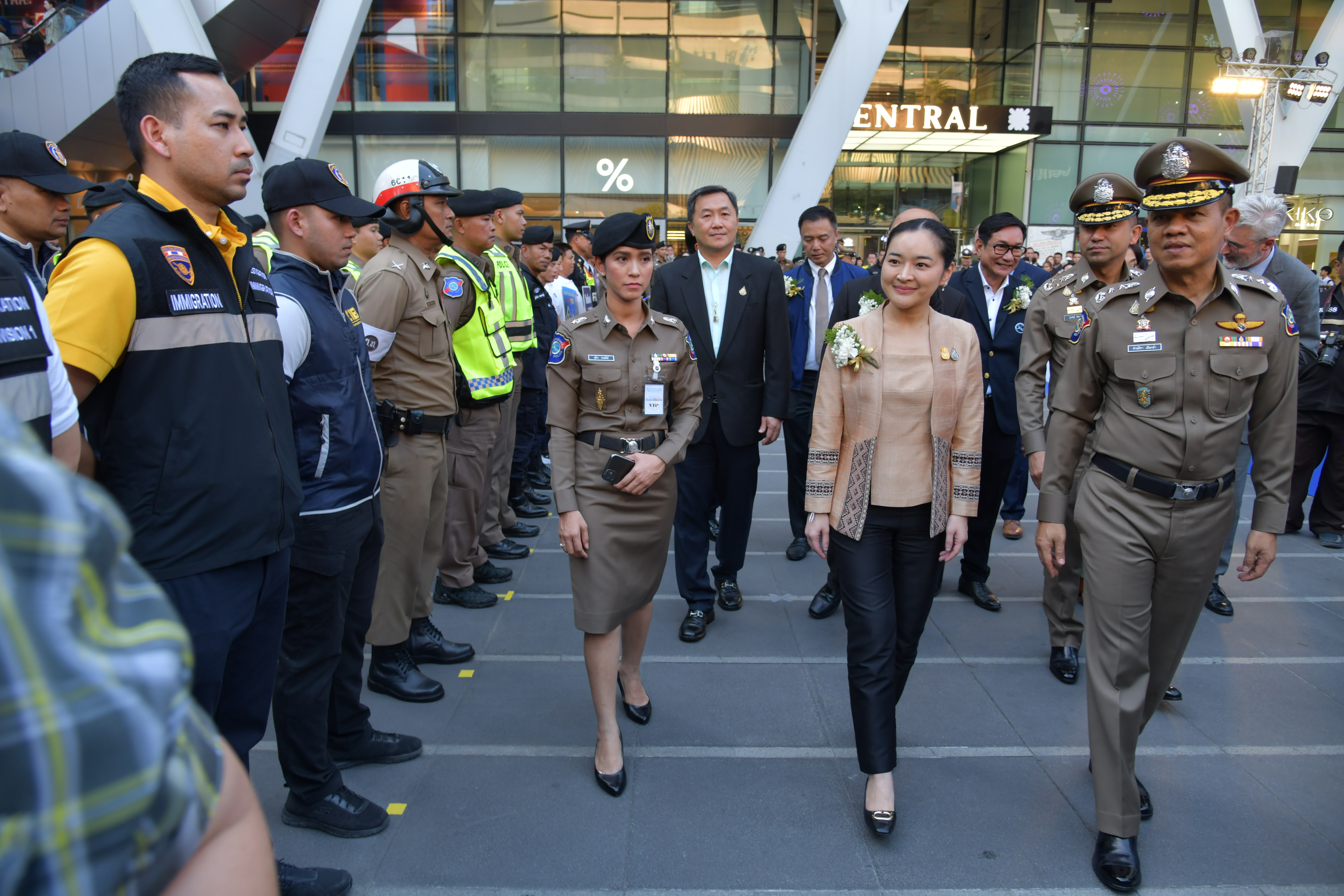 พิธีปล่อยแถวสร้างความเชื่อมั่นด้านความปลอดภัยของการท่องเที่ยวมิติใหม่ เทศกาลส่งท้ายปีเก่าต้อนรับปีใหม่ 2567 (HAPPY NEW YEAR 2024)