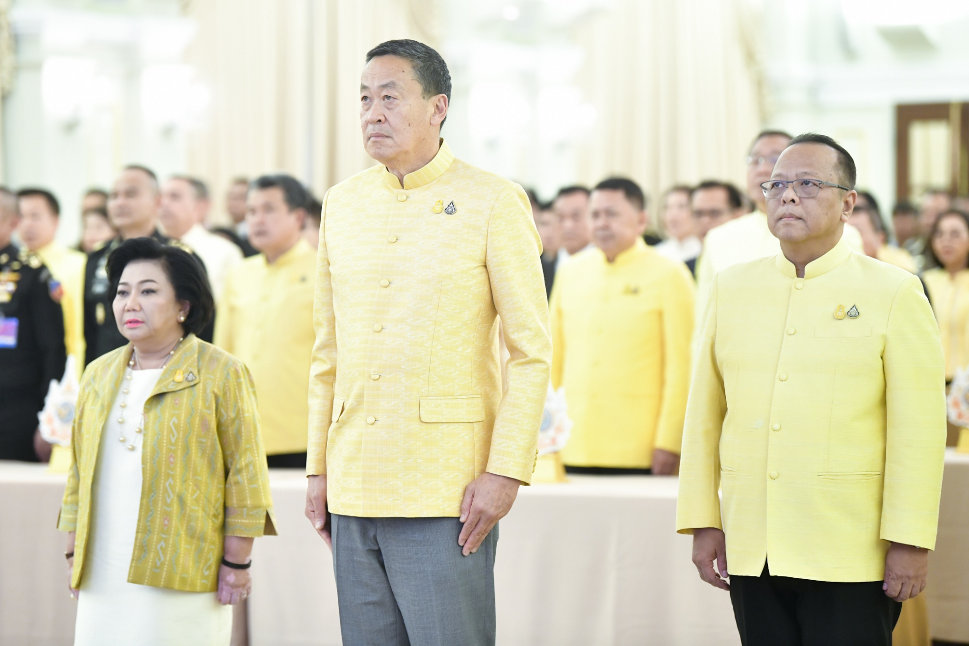 นายกรัฐมนตรีมอบตราสัญลักษณ์เฉลิมพระเกียรติฯ พระราชพิธีเฉลิมพระชนมพรรษา 6 รอบ พระบาทสมเด็จพระเจ้าอยู่หัว