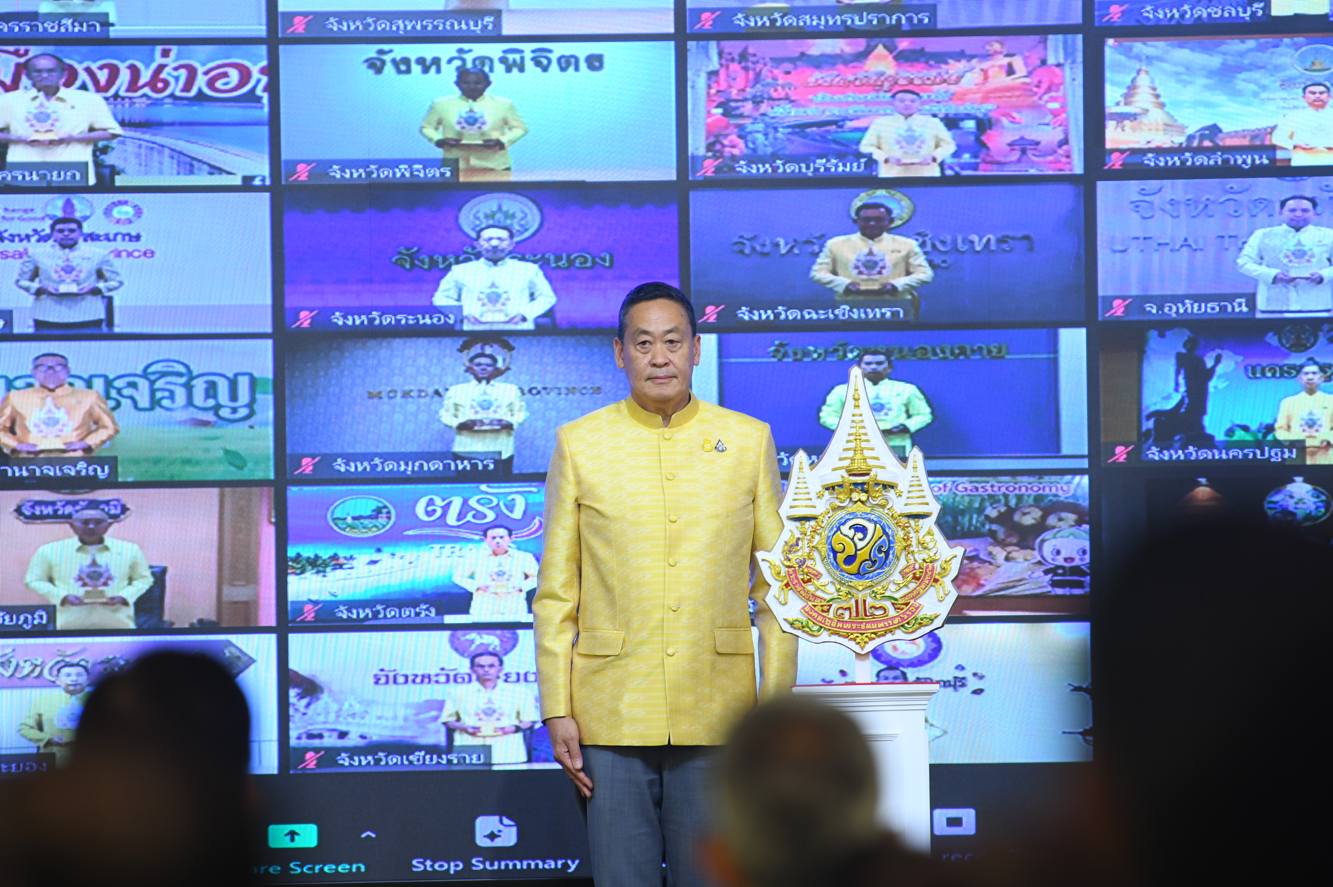 นายกรัฐมนตรีมอบตราสัญลักษณ์เฉลิมพระเกียรติฯ พระราชพิธีเฉลิมพระชนมพรรษา 6 รอบ พระบาทสมเด็จพระเจ้าอยู่หัว