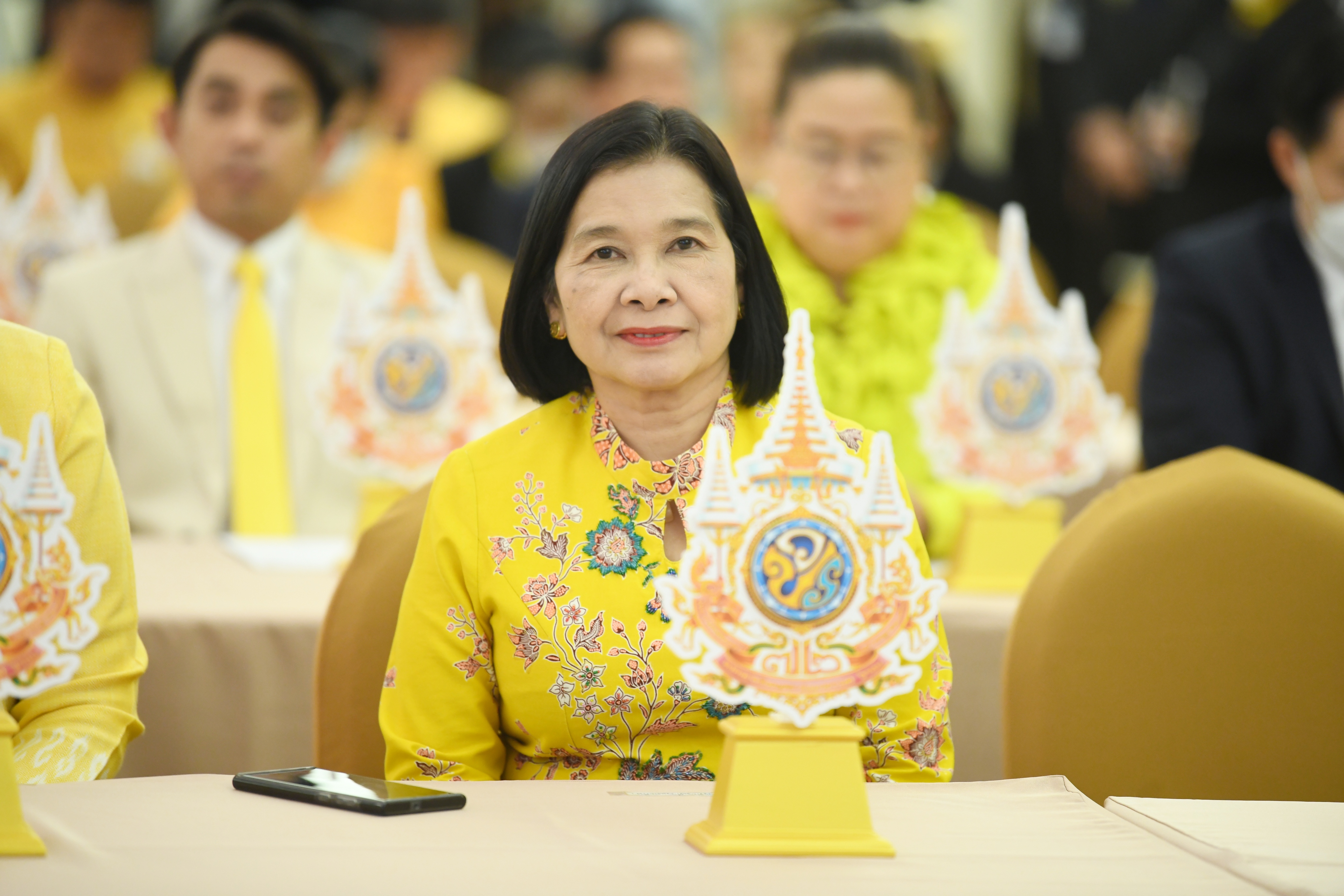 นายกรัฐมนตรีมอบตราสัญลักษณ์เฉลิมพระเกียรติฯ พระราชพิธีเฉลิมพระชนมพรรษา 6 รอบ พระบาทสมเด็จพระเจ้าอยู่หัว