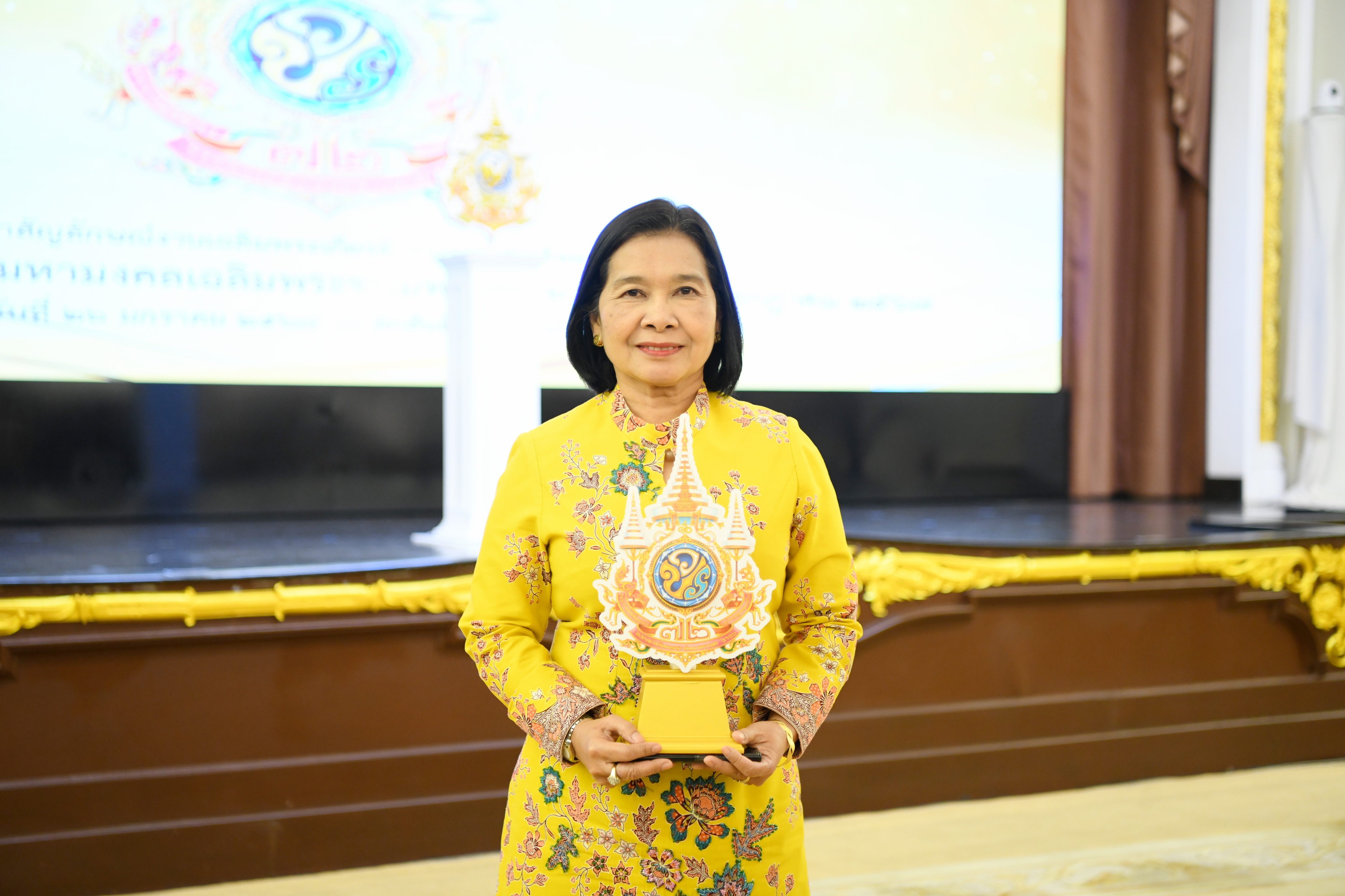 นายกรัฐมนตรีมอบตราสัญลักษณ์เฉลิมพระเกียรติฯ พระราชพิธีเฉลิมพระชนมพรรษา 6 รอบ พระบาทสมเด็จพระเจ้าอยู่หัว