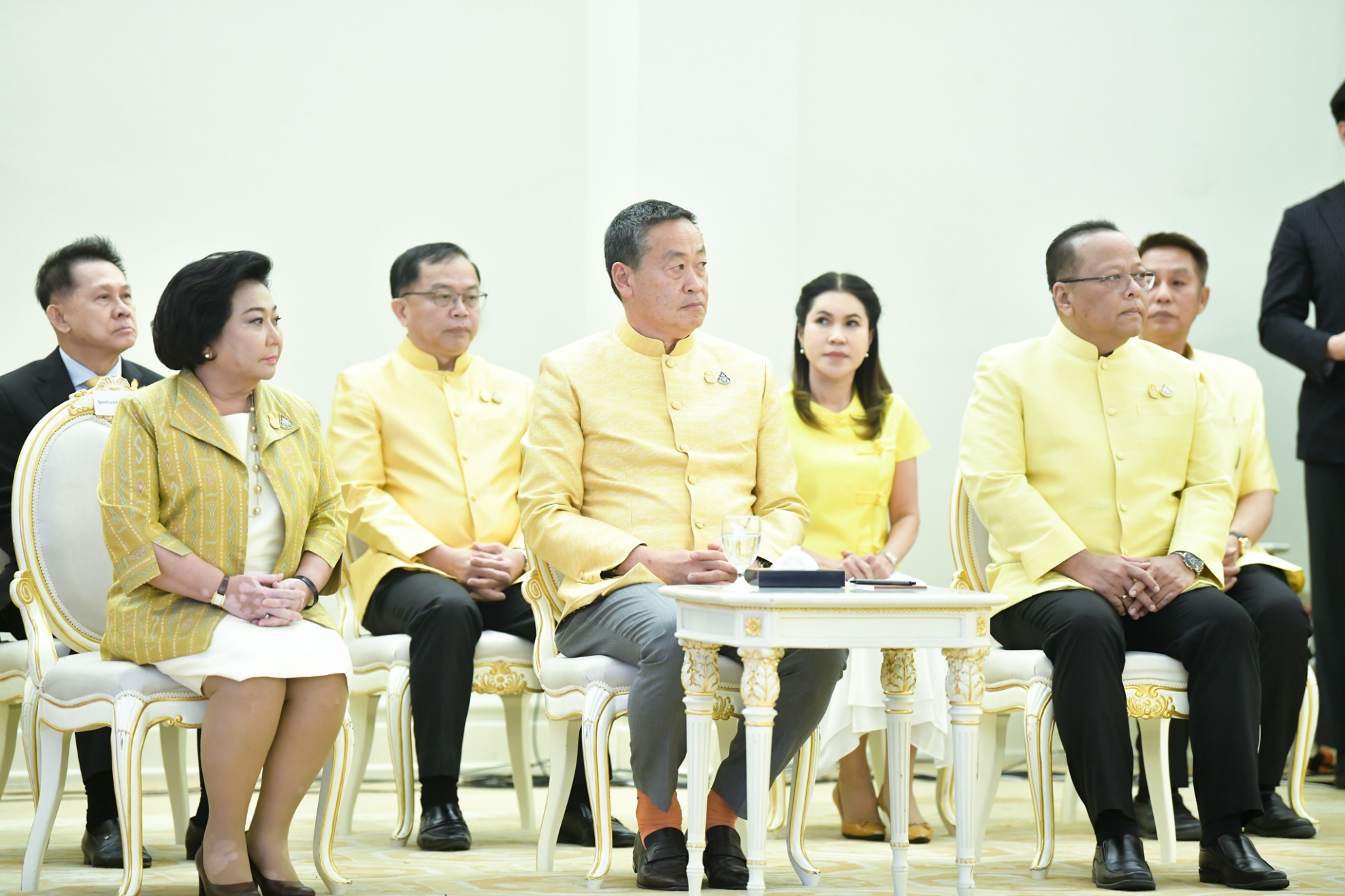 นายกรัฐมนตรีมอบตราสัญลักษณ์เฉลิมพระเกียรติฯ พระราชพิธีเฉลิมพระชนมพรรษา 6 รอบ พระบาทสมเด็จพระเจ้าอยู่หัว