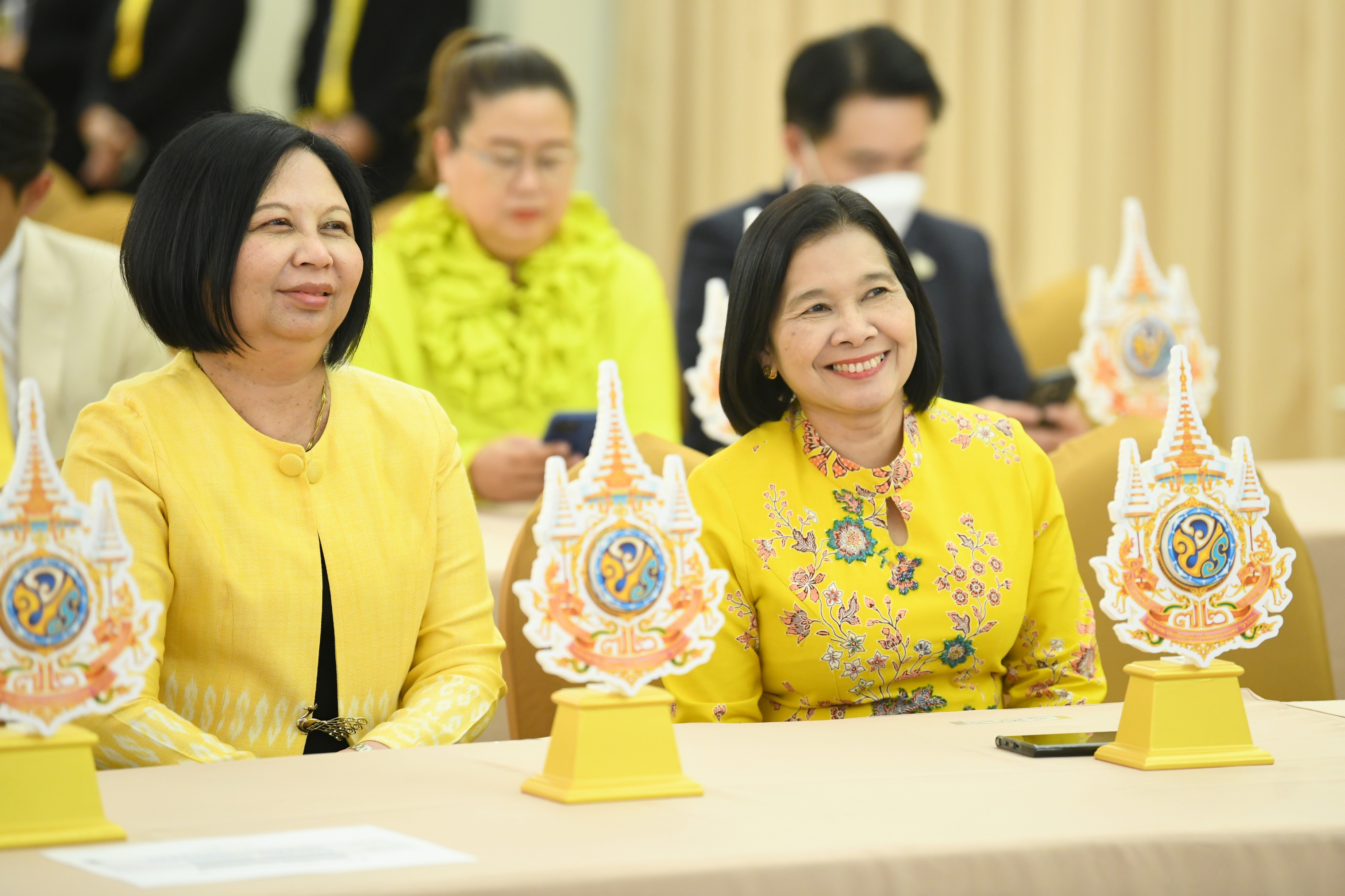 นายกรัฐมนตรีมอบตราสัญลักษณ์เฉลิมพระเกียรติฯ พระราชพิธีเฉลิมพระชนมพรรษา 6 รอบ พระบาทสมเด็จพระเจ้าอยู่หัว