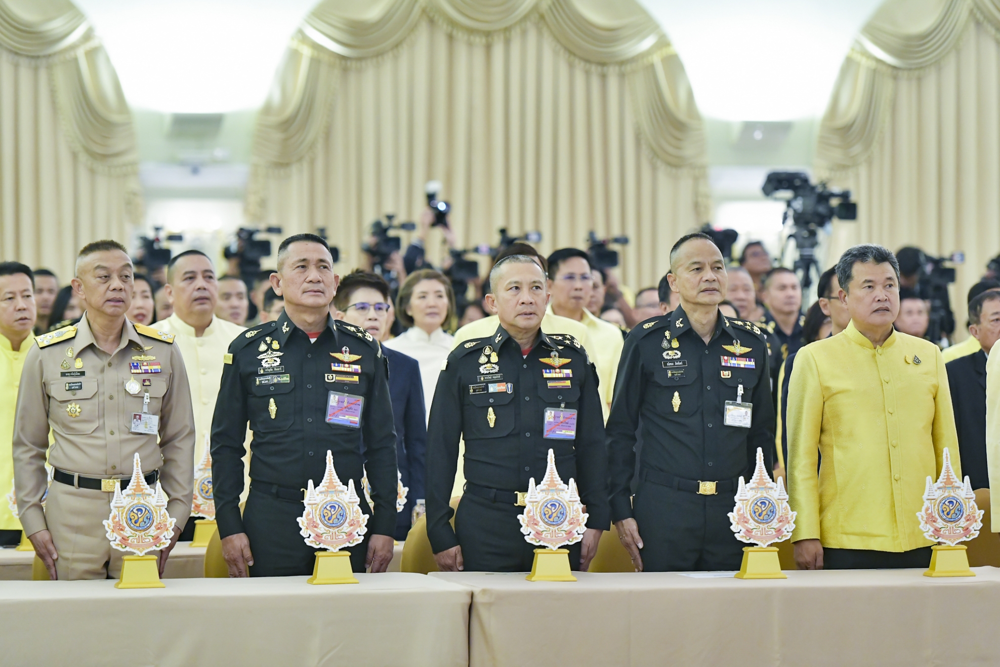 นายกรัฐมนตรีมอบตราสัญลักษณ์เฉลิมพระเกียรติฯ พระราชพิธีเฉลิมพระชนมพรรษา 6 รอบ พระบาทสมเด็จพระเจ้าอยู่หัว