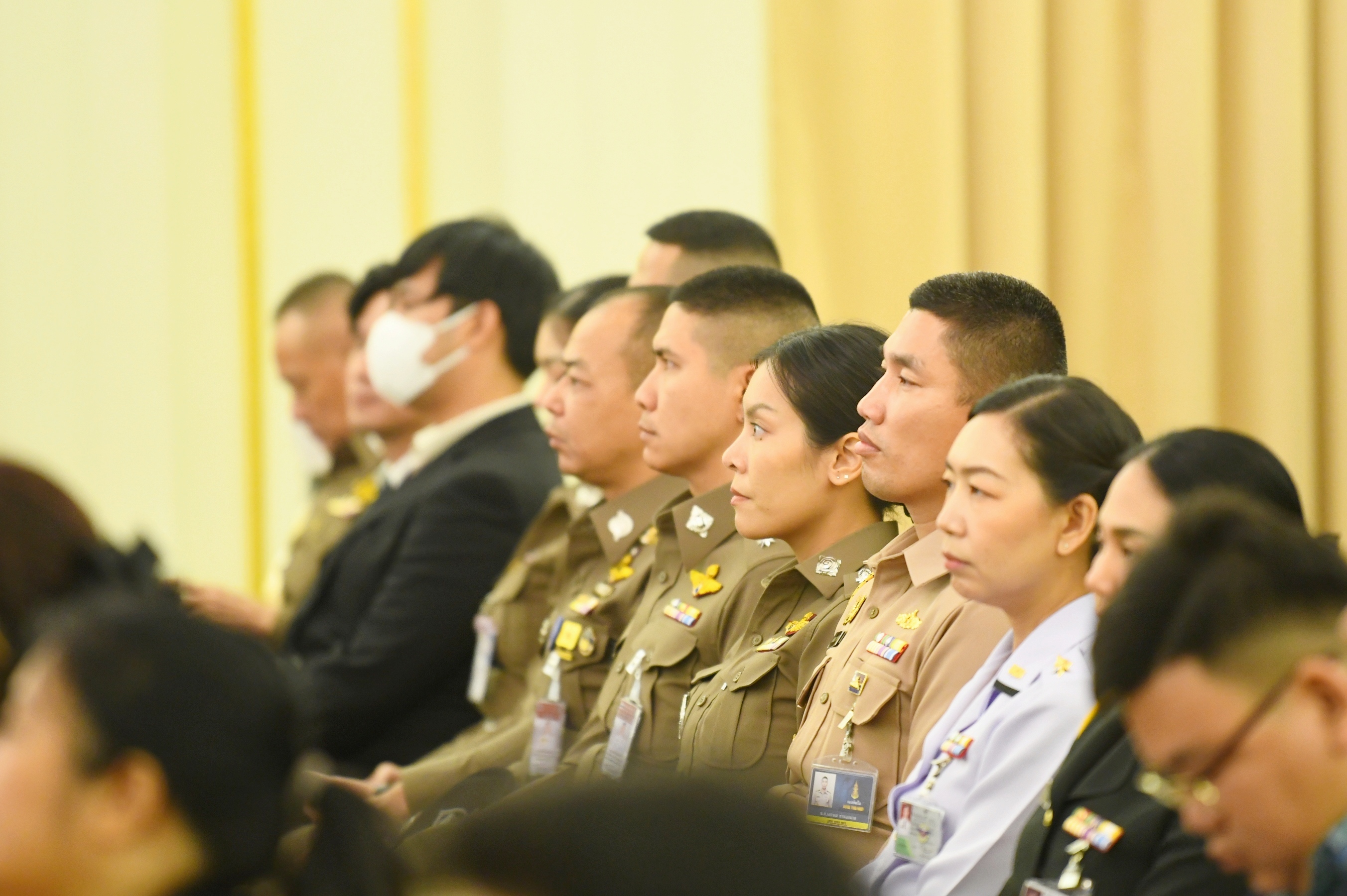 นายกรัฐมนตรีมอบตราสัญลักษณ์เฉลิมพระเกียรติฯ พระราชพิธีเฉลิมพระชนมพรรษา 6 รอบ พระบาทสมเด็จพระเจ้าอยู่หัว