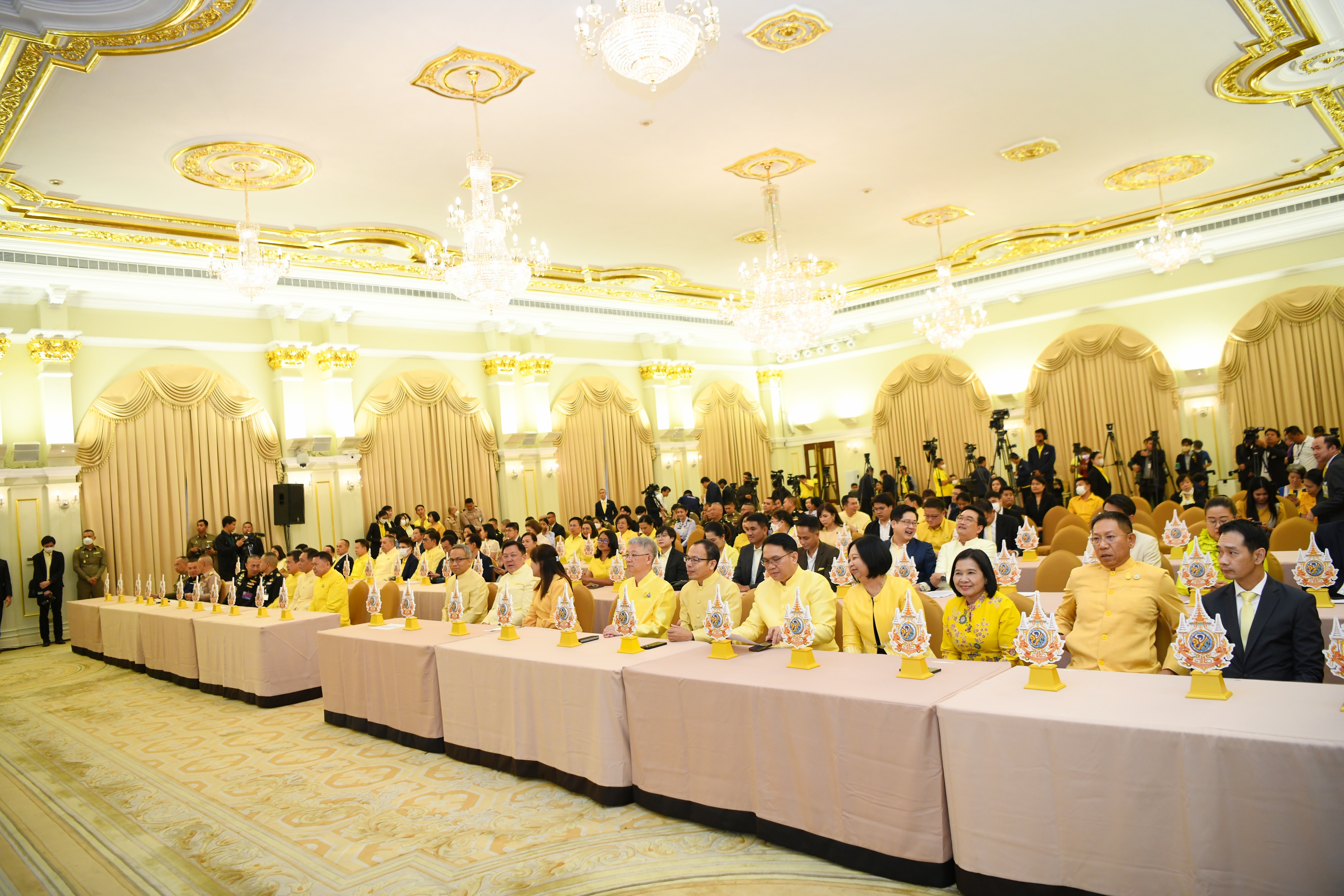 นายกรัฐมนตรีมอบตราสัญลักษณ์เฉลิมพระเกียรติฯ พระราชพิธีเฉลิมพระชนมพรรษา 6 รอบ พระบาทสมเด็จพระเจ้าอยู่หัว