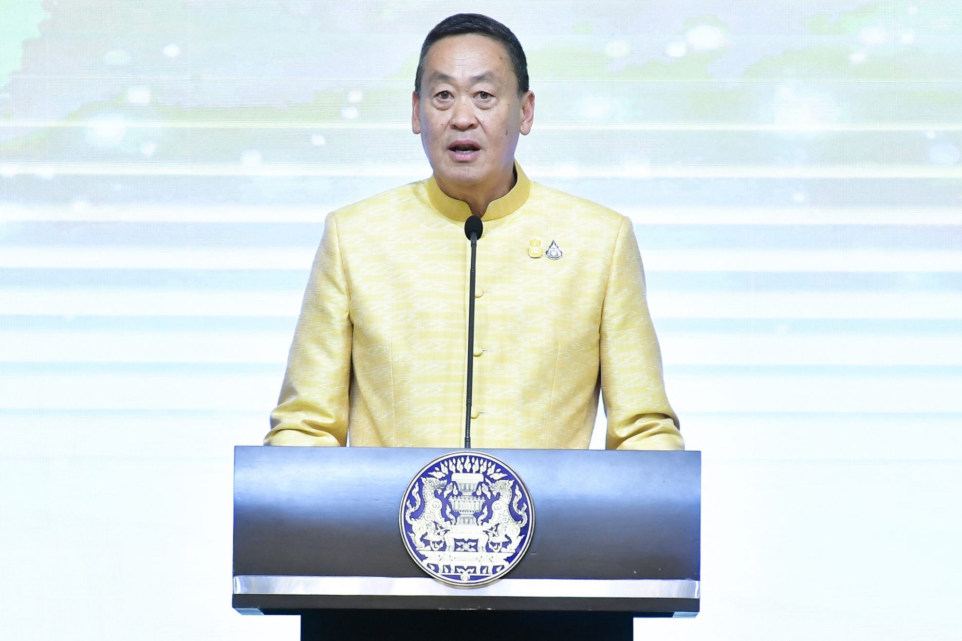 นายกรัฐมนตรีมอบตราสัญลักษณ์เฉลิมพระเกียรติฯ พระราชพิธีเฉลิมพระชนมพรรษา 6 รอบ พระบาทสมเด็จพระเจ้าอยู่หัว