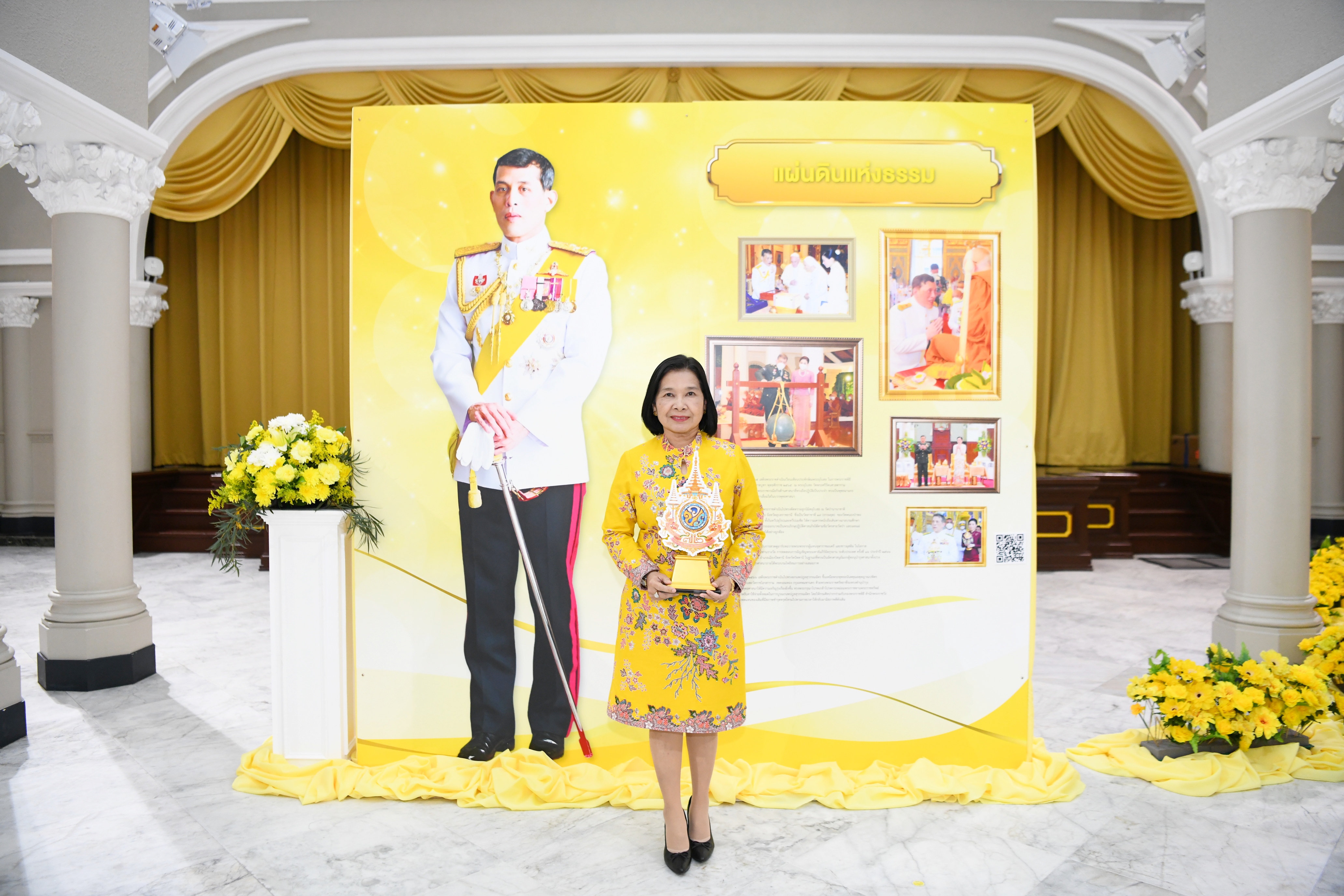 นายกรัฐมนตรีมอบตราสัญลักษณ์เฉลิมพระเกียรติฯ พระราชพิธีเฉลิมพระชนมพรรษา 6 รอบ พระบาทสมเด็จพระเจ้าอยู่หัว