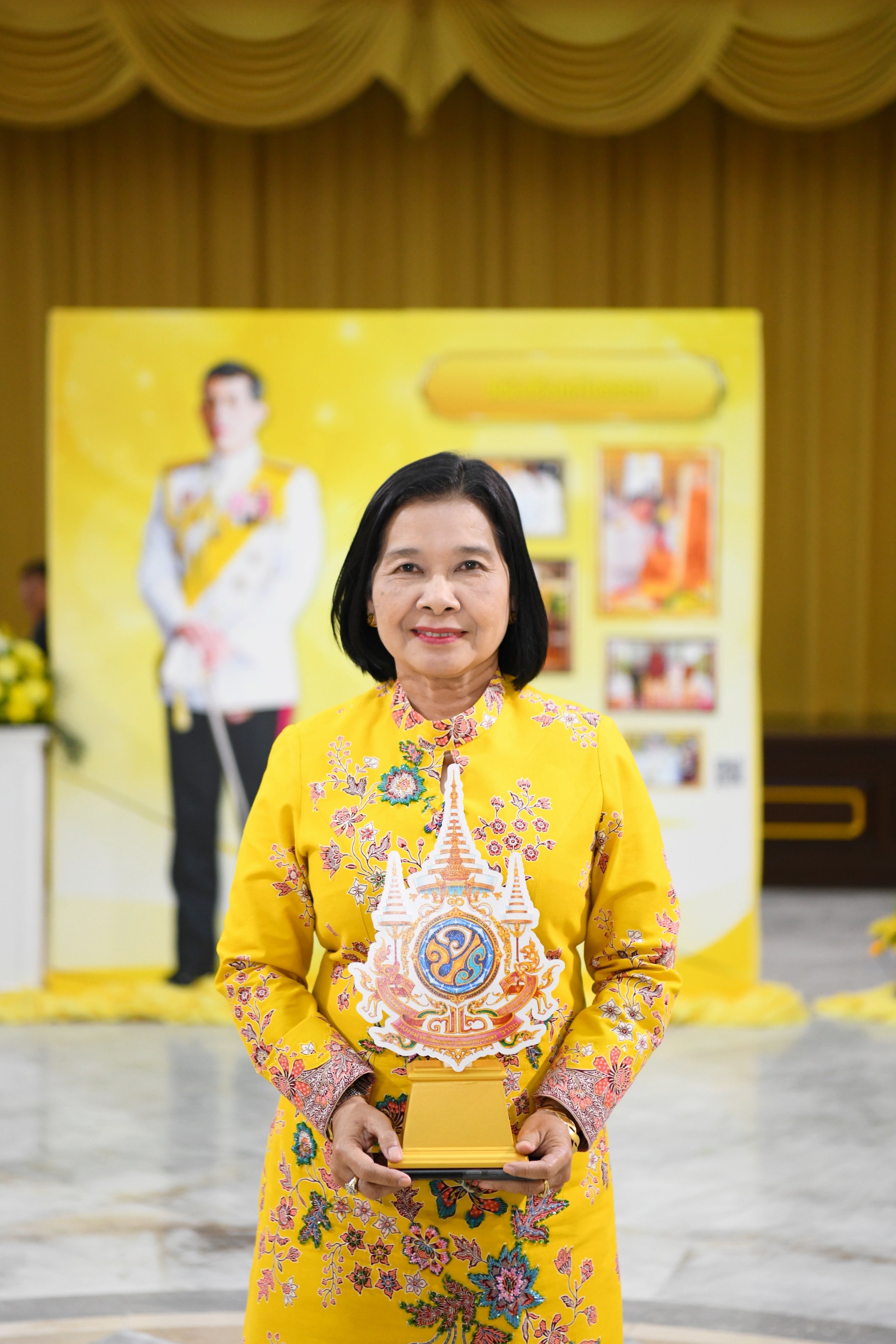 นายกรัฐมนตรีมอบตราสัญลักษณ์เฉลิมพระเกียรติฯ พระราชพิธีเฉลิมพระชนมพรรษา 6 รอบ พระบาทสมเด็จพระเจ้าอยู่หัว