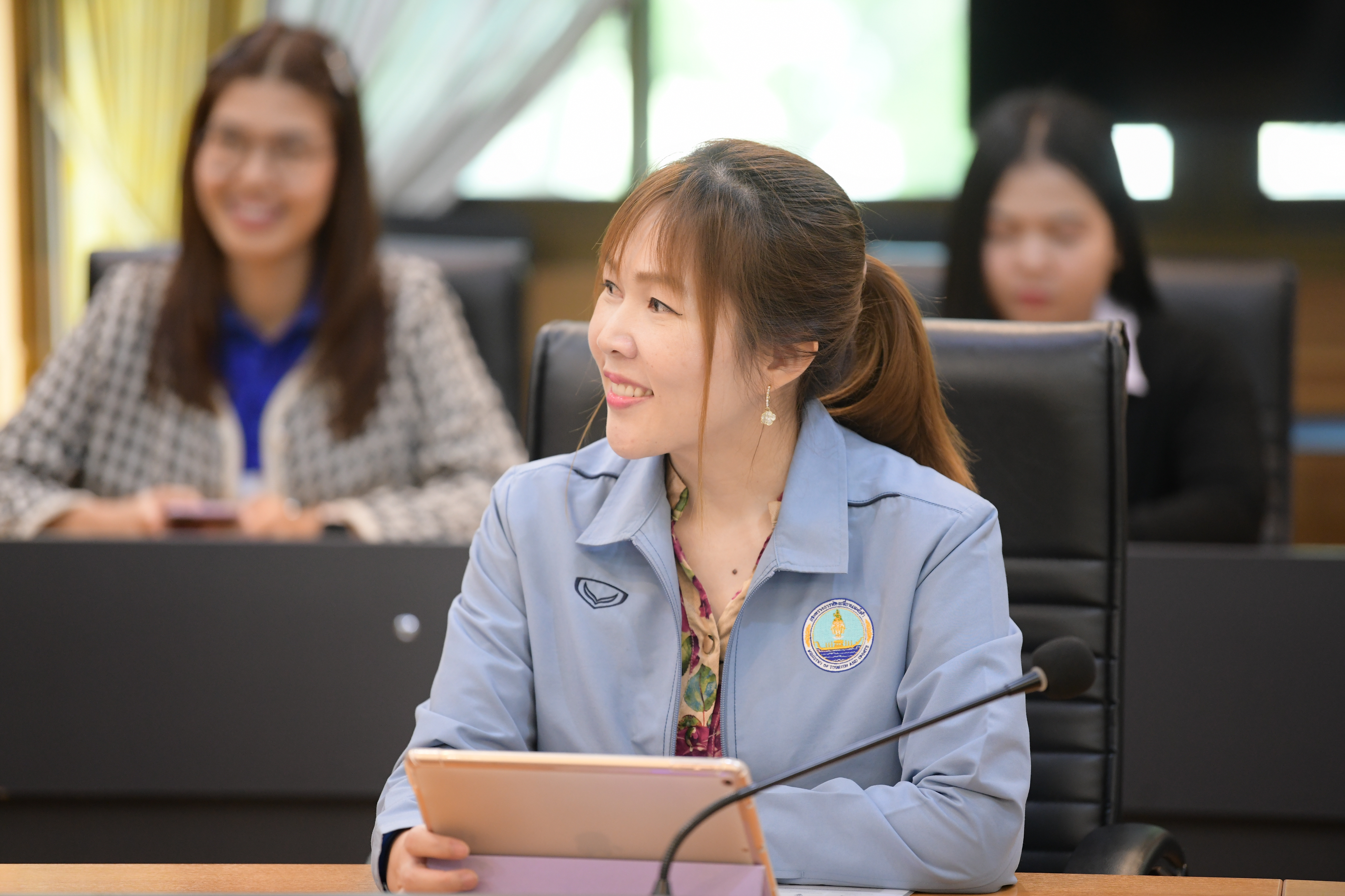 รองปลัดกระทรวงการท่องเที่ยวและกีฬา เป็นผู้แทนกระทรวงการท่องเที่ยวและกีฬา ในการรับมอบครุภัณฑ์คอมพิวเตอร์จากสถานเอกอัครราชทูตสาธารณรัฐประชาชนจีน ประจำประเทศไทย