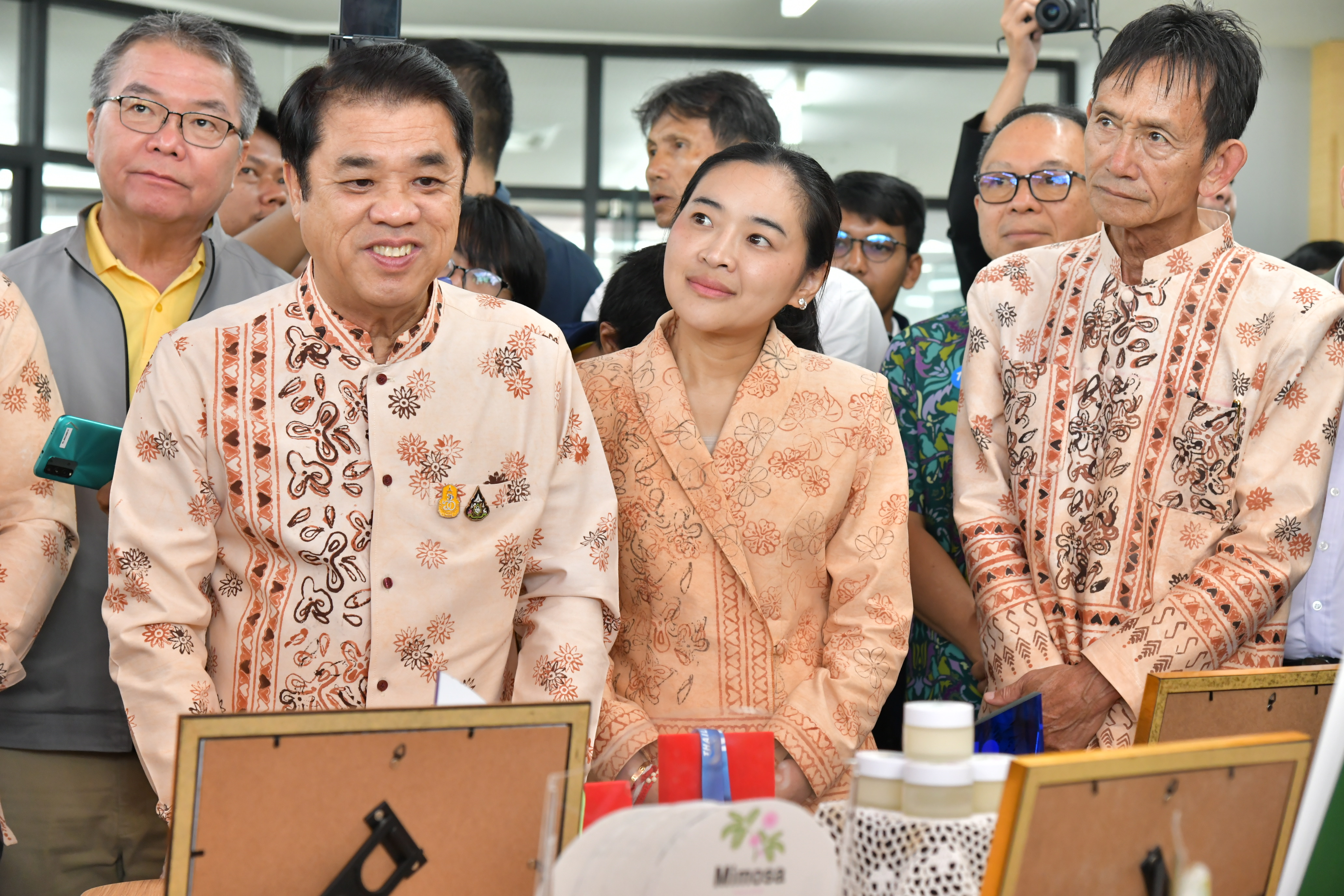 นายเศรษฐา ทวีสิน นายกรัฐมนตรีและรัฐมนตรีว่าการกระทรวงการคลัง พร้อมด้วย นางสาวสุดาวรรณ หวังศุภกิจโกศล รัฐมนตรีว่าการกระทรวงการท่องเที่ยวและกีฬาเดินทางถึงอุทยานการเรียนรู้ยะลา (TK Park) ต.สะเตง อ.เมืองยะลา