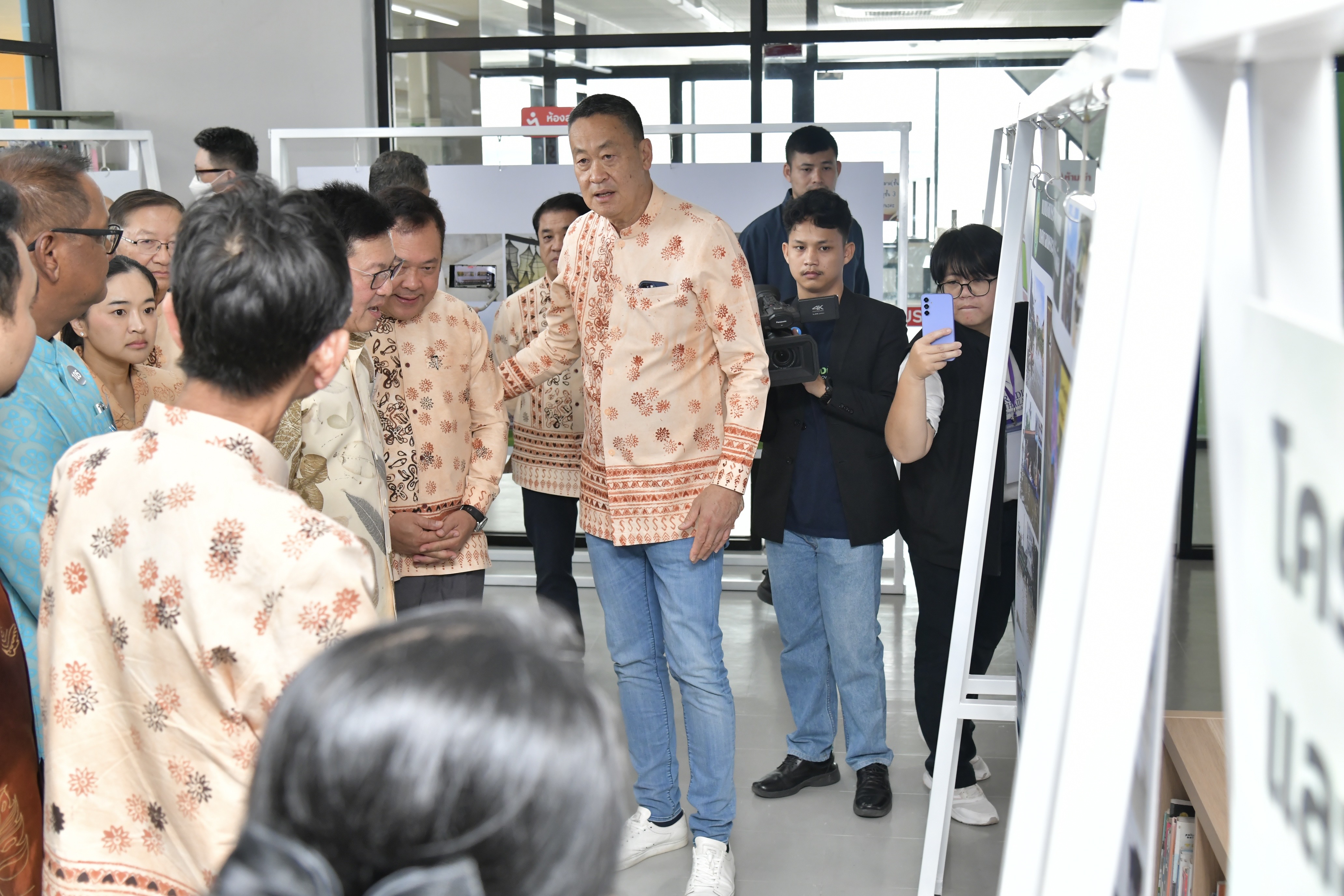 นายเศรษฐา ทวีสิน นายกรัฐมนตรีและรัฐมนตรีว่าการกระทรวงการคลัง พร้อมด้วย นางสาวสุดาวรรณ หวังศุภกิจโกศล รัฐมนตรีว่าการกระทรวงการท่องเที่ยวและกีฬาเดินทางถึงอุทยานการเรียนรู้ยะลา (TK Park) ต.สะเตง อ.เมืองยะลา