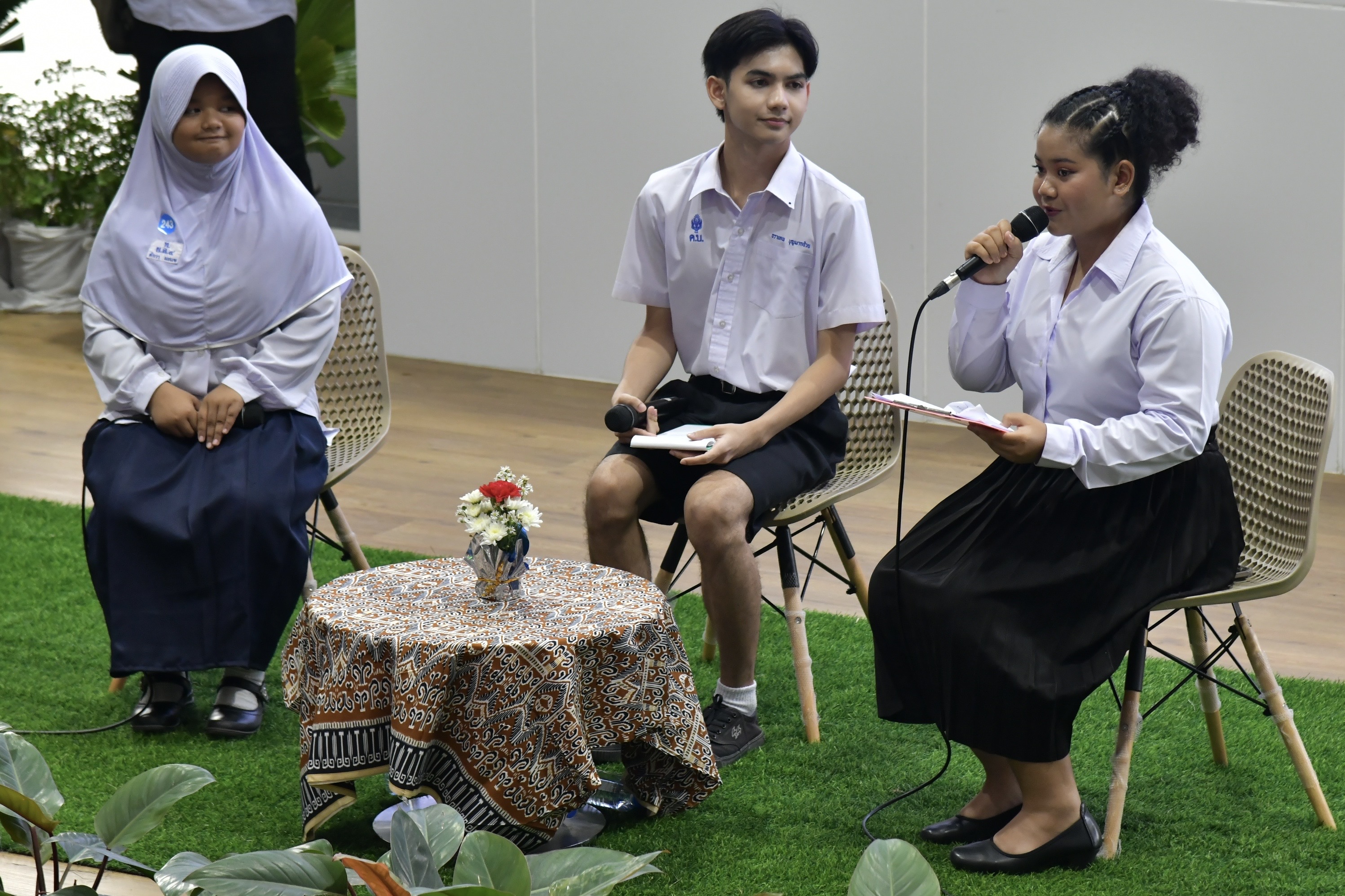 นายเศรษฐา ทวีสิน นายกรัฐมนตรีและรัฐมนตรีว่าการกระทรวงการคลัง พร้อมด้วย นางสาวสุดาวรรณ หวังศุภกิจโกศล รัฐมนตรีว่าการกระทรวงการท่องเที่ยวและกีฬาเดินทางถึงอุทยานการเรียนรู้ยะลา (TK Park) ต.สะเตง อ.เมืองยะลา