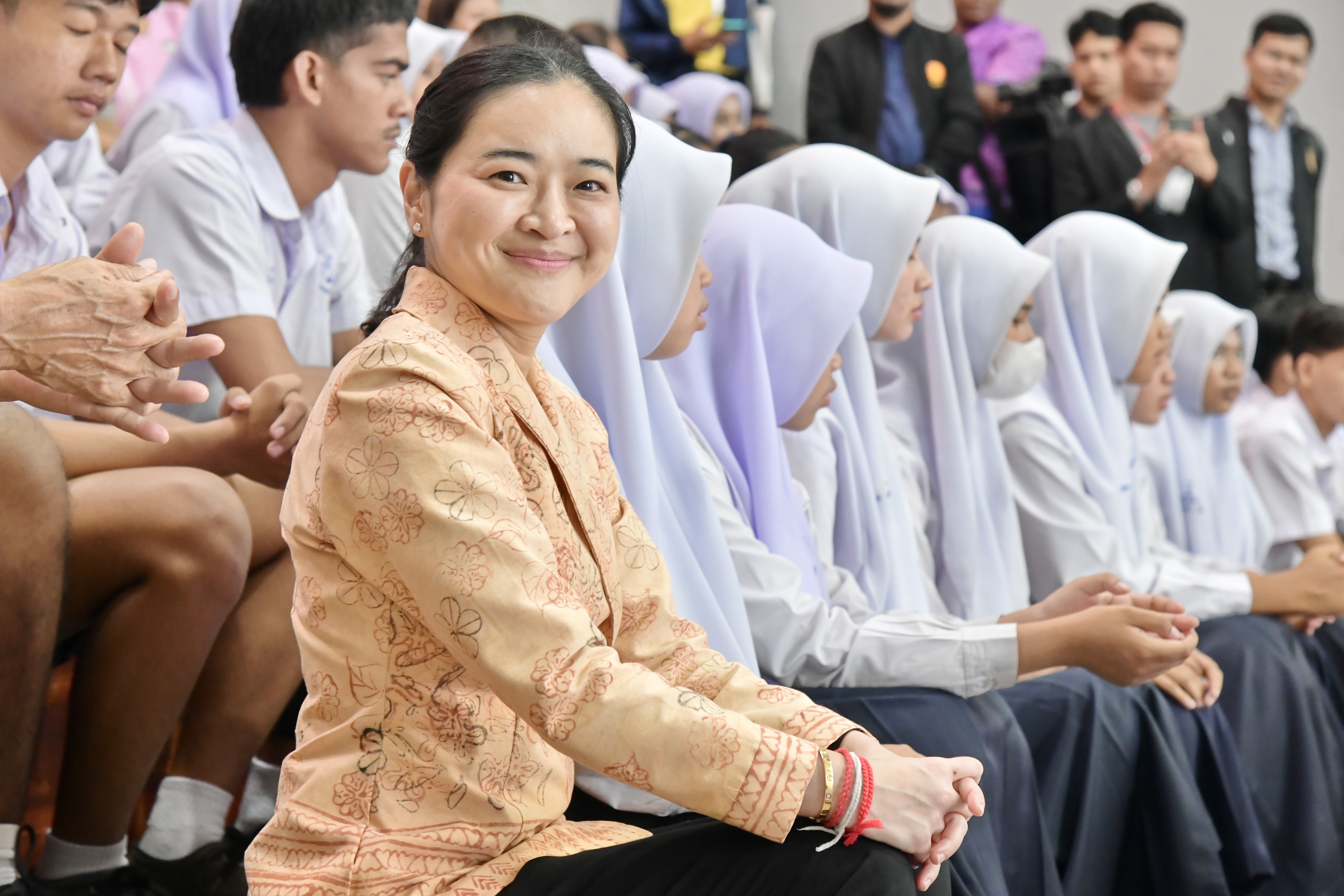นายเศรษฐา ทวีสิน นายกรัฐมนตรีและรัฐมนตรีว่าการกระทรวงการคลัง พร้อมด้วย นางสาวสุดาวรรณ หวังศุภกิจโกศล รัฐมนตรีว่าการกระทรวงการท่องเที่ยวและกีฬาเดินทางถึงอุทยานการเรียนรู้ยะลา (TK Park) ต.สะเตง อ.เมืองยะลา