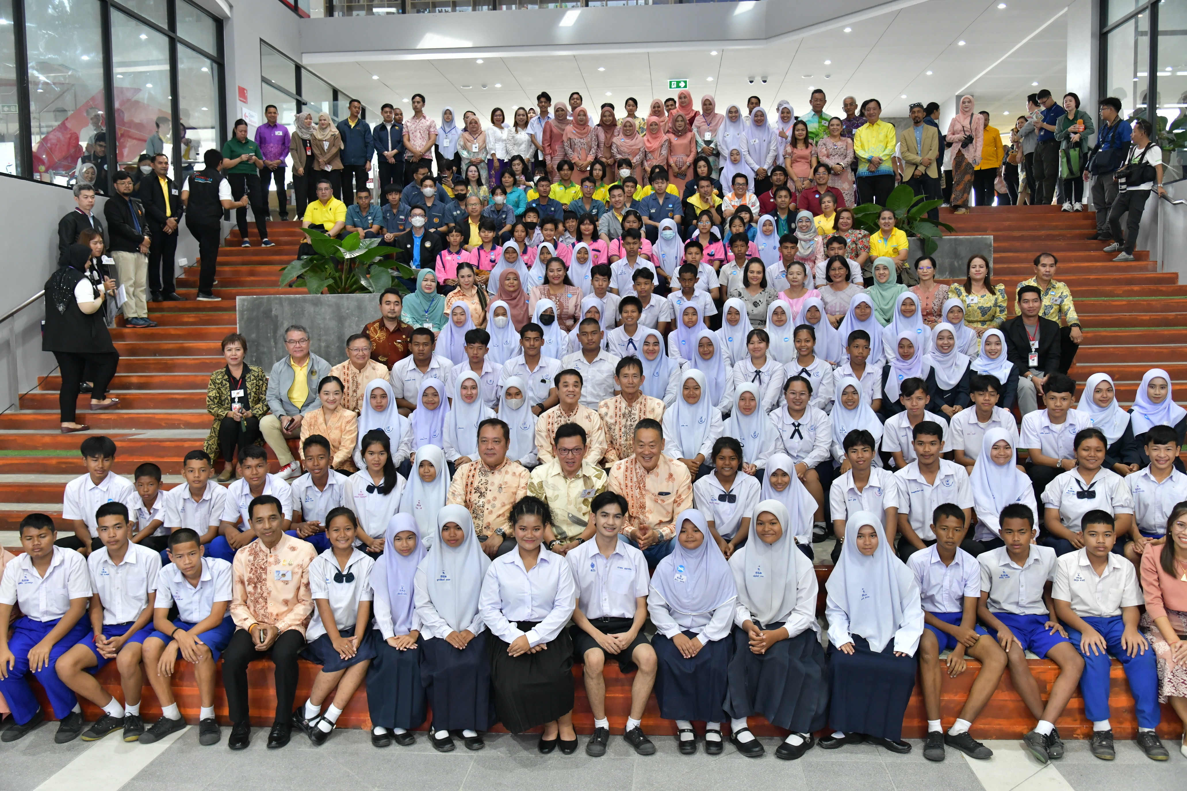 นายเศรษฐา ทวีสิน นายกรัฐมนตรีและรัฐมนตรีว่าการกระทรวงการคลัง พร้อมด้วย นางสาวสุดาวรรณ หวังศุภกิจโกศล รัฐมนตรีว่าการกระทรวงการท่องเที่ยวและกีฬาเดินทางถึงอุทยานการเรียนรู้ยะลา (TK Park) ต.สะเตง อ.เมืองยะลา