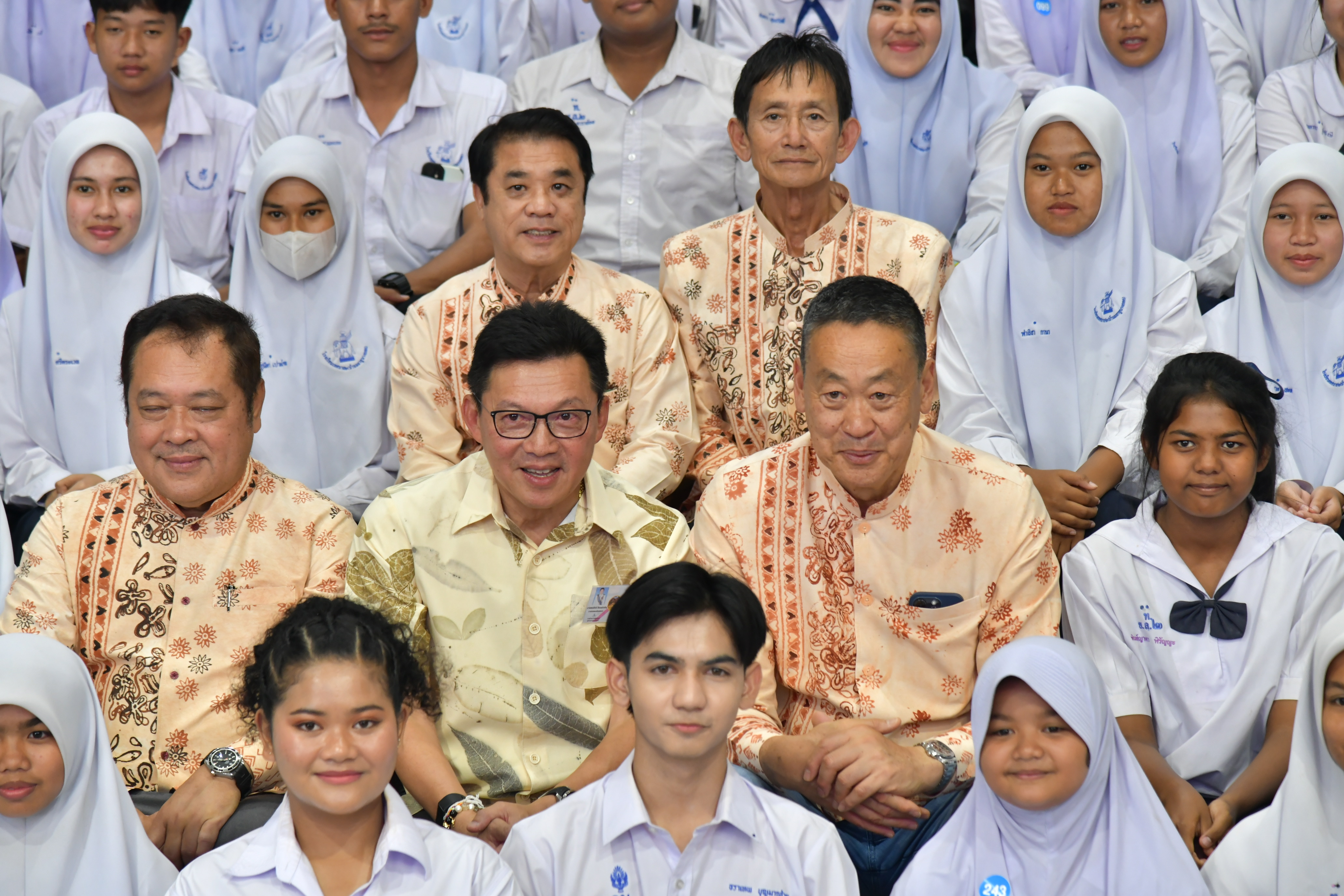 นายเศรษฐา ทวีสิน นายกรัฐมนตรีและรัฐมนตรีว่าการกระทรวงการคลัง พร้อมด้วย นางสาวสุดาวรรณ หวังศุภกิจโกศล รัฐมนตรีว่าการกระทรวงการท่องเที่ยวและกีฬาเดินทางถึงอุทยานการเรียนรู้ยะลา (TK Park) ต.สะเตง อ.เมืองยะลา