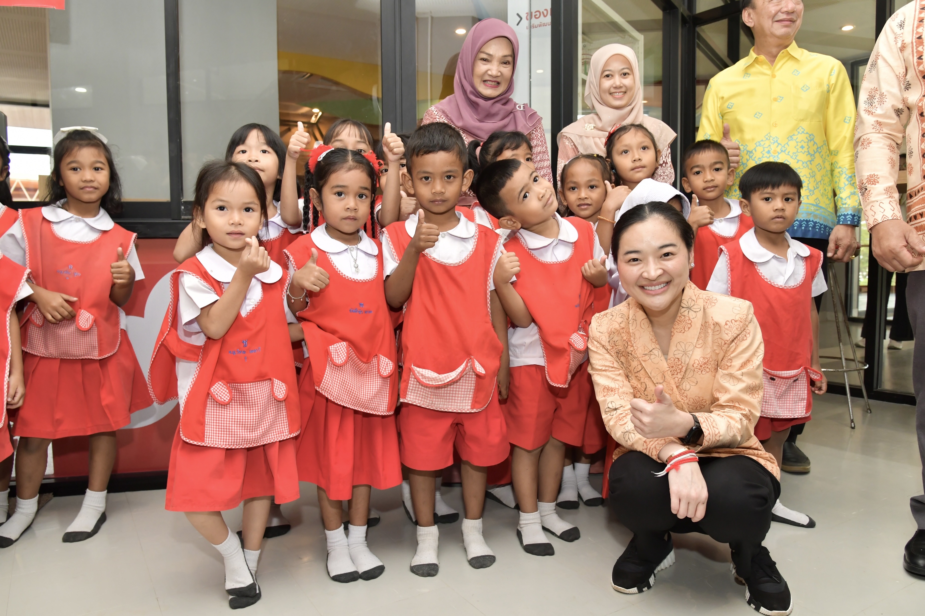 นายเศรษฐา ทวีสิน นายกรัฐมนตรีและรัฐมนตรีว่าการกระทรวงการคลัง พร้อมด้วย นางสาวสุดาวรรณ หวังศุภกิจโกศล รัฐมนตรีว่าการกระทรวงการท่องเที่ยวและกีฬาเดินทางถึงอุทยานการเรียนรู้ยะลา (TK Park) ต.สะเตง อ.เมืองยะลา