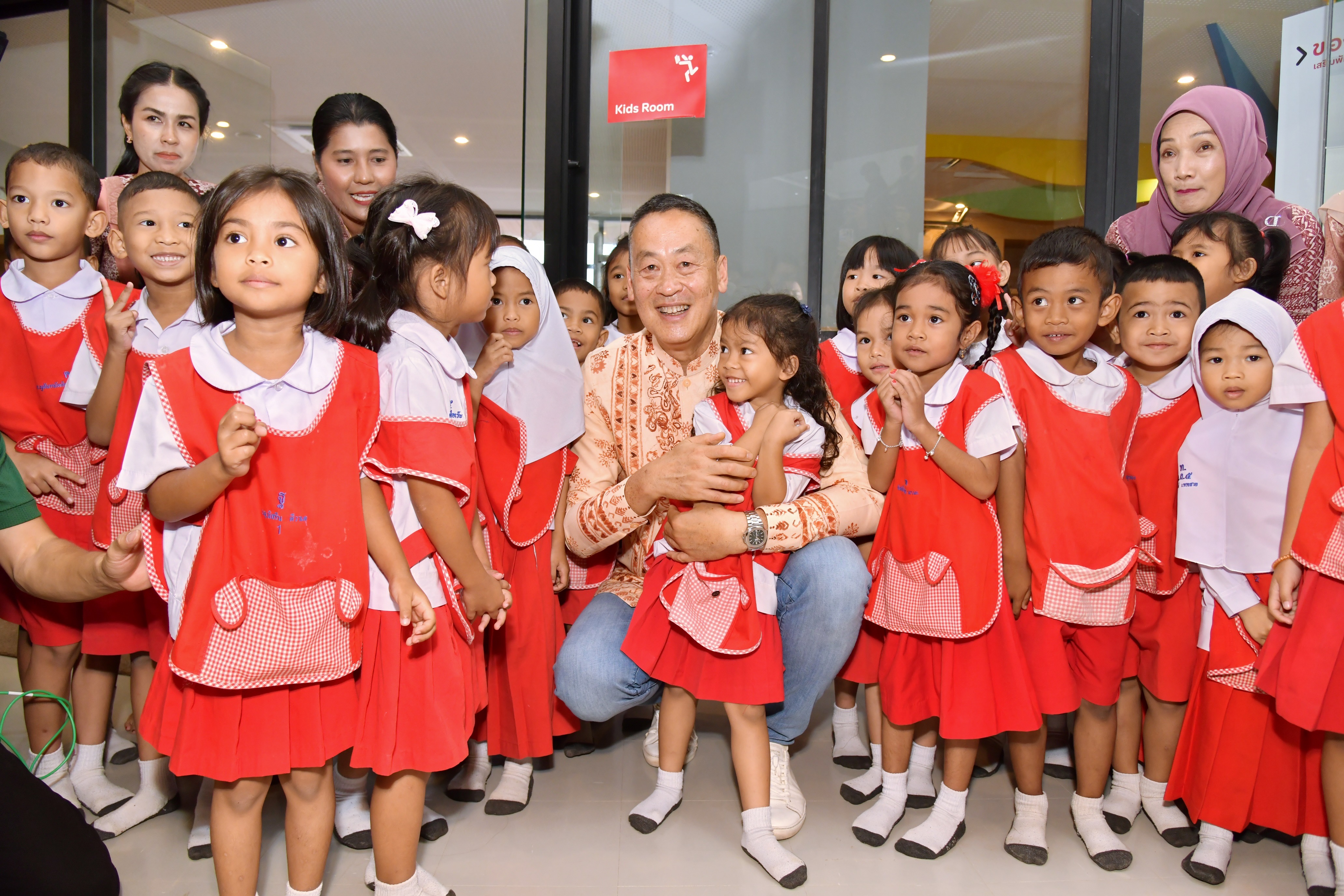 นายเศรษฐา ทวีสิน นายกรัฐมนตรีและรัฐมนตรีว่าการกระทรวงการคลัง พร้อมด้วย นางสาวสุดาวรรณ หวังศุภกิจโกศล รัฐมนตรีว่าการกระทรวงการท่องเที่ยวและกีฬาเดินทางถึงอุทยานการเรียนรู้ยะลา (TK Park) ต.สะเตง อ.เมืองยะลา