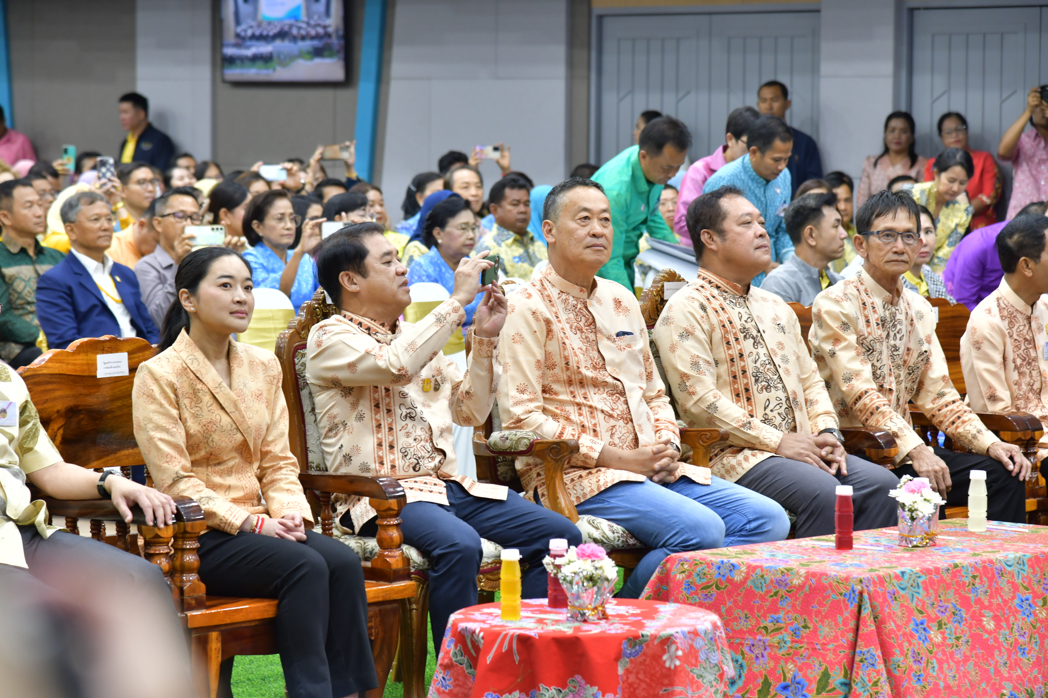 นายเศรษฐา ทวีสิน นายกรัฐมนตรีและรัฐมนตรีว่าการกระทรวงการคลัง พร้อมด้วย นางสาวสุดาวรรณ หวังศุภกิจโกศล รัฐมนตรีว่าการกระทรวงการท่องเที่ยวและกีฬาเดินทางถึงอุทยานการเรียนรู้ยะลา (TK Park) ต.สะเตง อ.เมืองยะลา