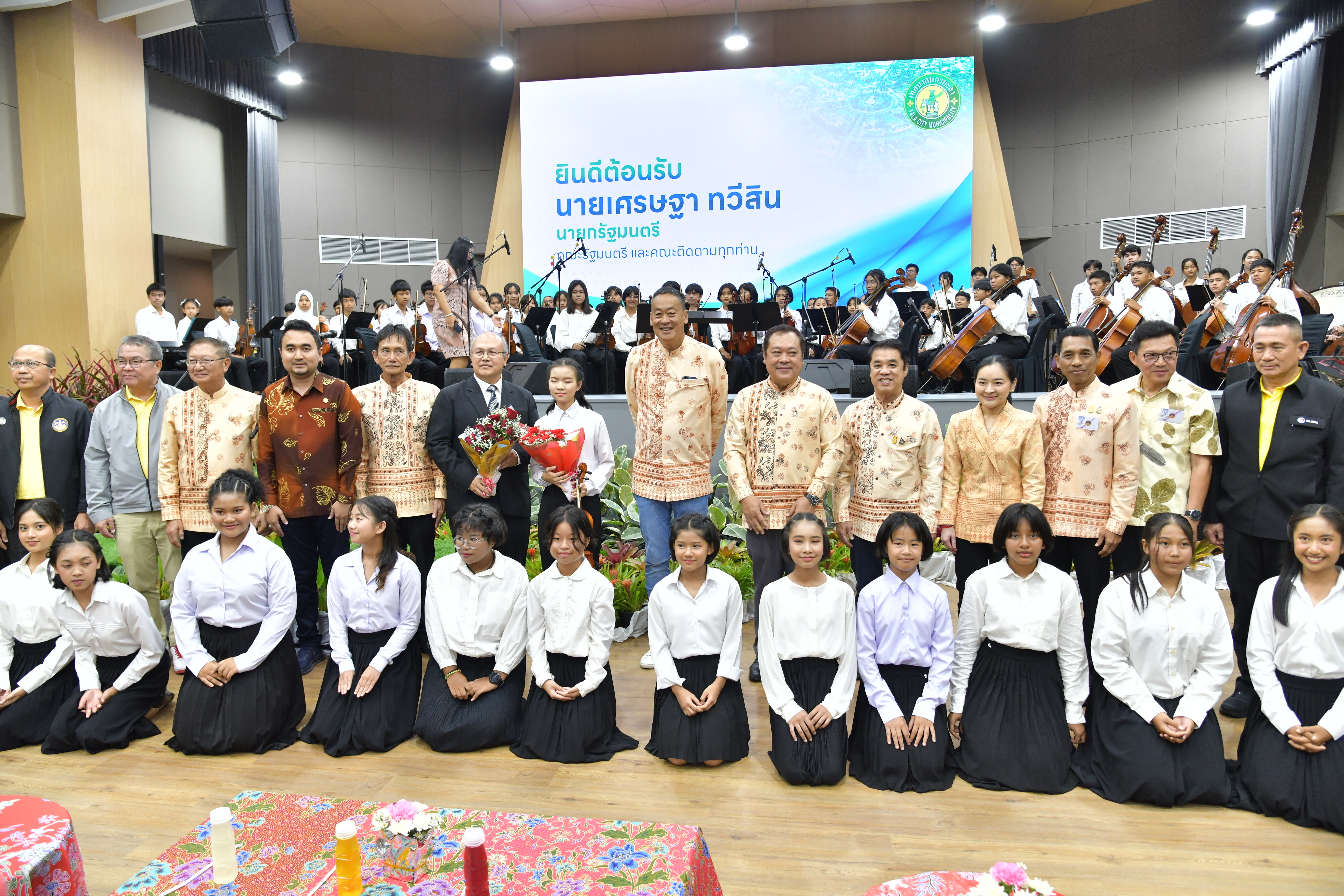 นายเศรษฐา ทวีสิน นายกรัฐมนตรีและรัฐมนตรีว่าการกระทรวงการคลัง พร้อมด้วย นางสาวสุดาวรรณ หวังศุภกิจโกศล รัฐมนตรีว่าการกระทรวงการท่องเที่ยวและกีฬาเดินทางถึงอุทยานการเรียนรู้ยะลา (TK Park) ต.สะเตง อ.เมืองยะลา