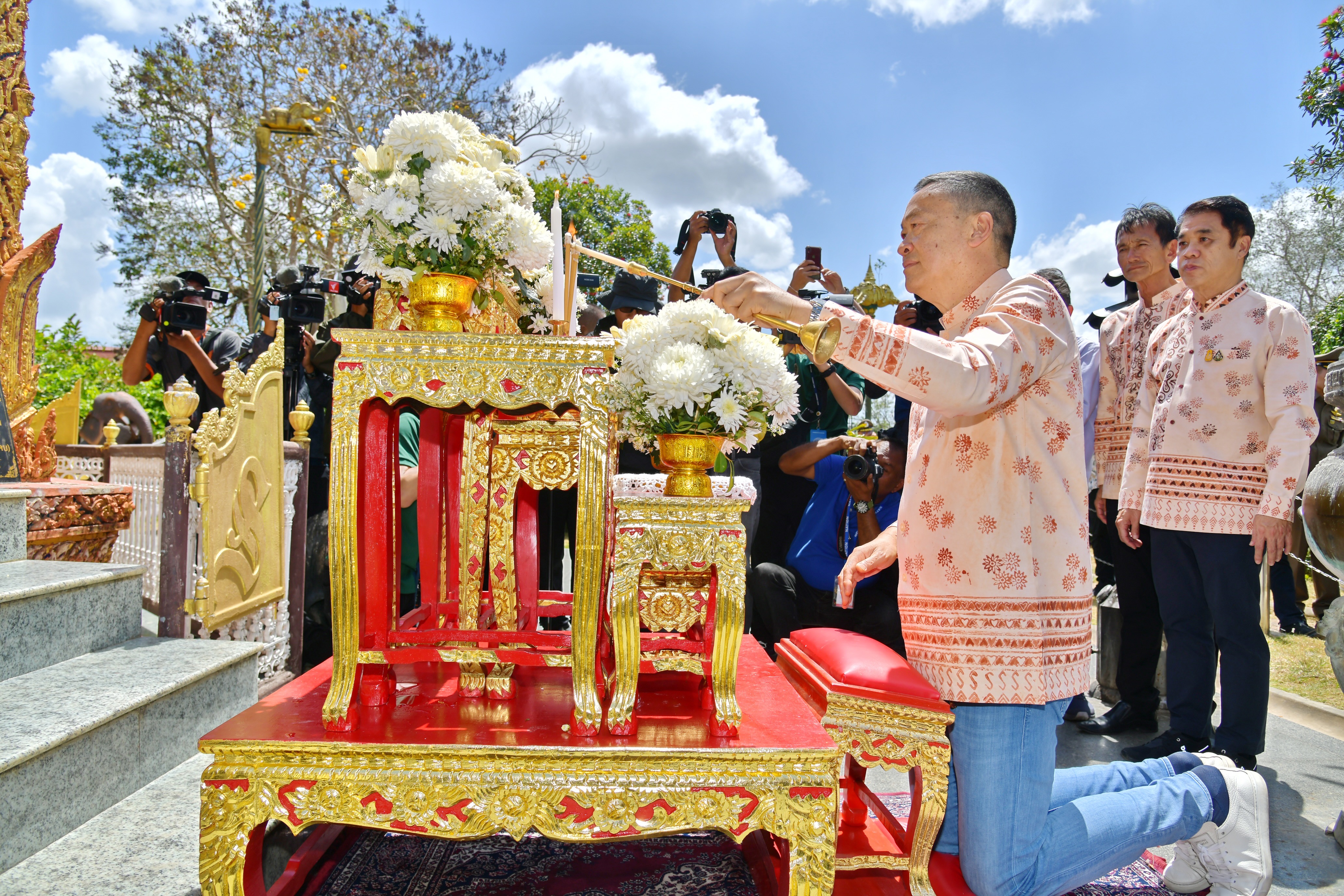 นายเศรษฐา ทวีสิน นายกรัฐมนตรีและรัฐมนตรีว่าการกระทรวงการคลัง พร้อมด้วย นางสาวสุดาวรรณ หวังศุภกิจโกศล รัฐมนตรีว่าการกระทรวงการท่องเที่ยวและกีฬาเดินทางถึงวัดช้างให้ อ.โคกโพธิ์ จ.ปัตตานี