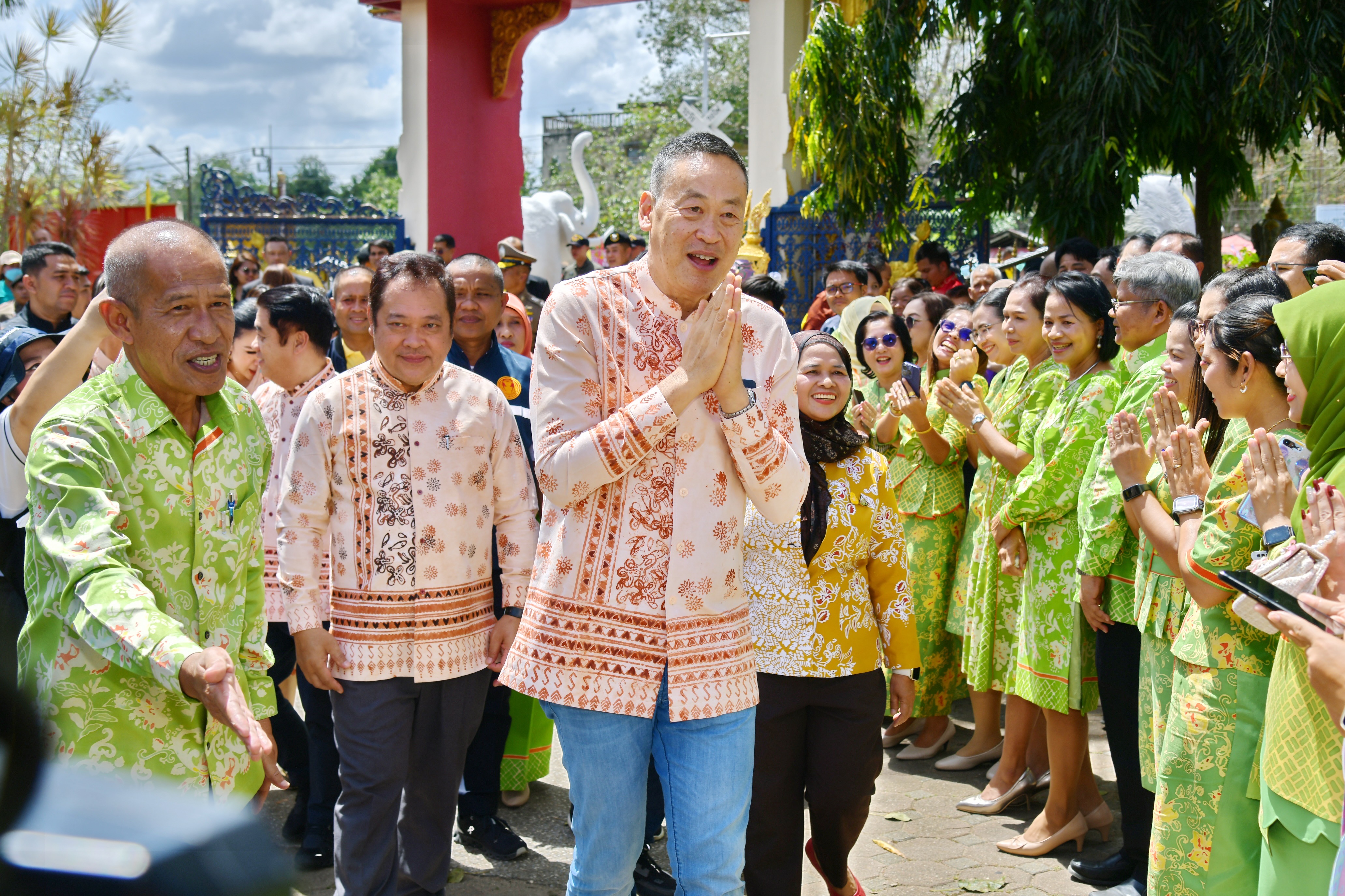 นายเศรษฐา ทวีสิน นายกรัฐมนตรีและรัฐมนตรีว่าการกระทรวงการคลัง พร้อมด้วย นางสาวสุดาวรรณ หวังศุภกิจโกศล รัฐมนตรีว่าการกระทรวงการท่องเที่ยวและกีฬาเดินทางถึงวัดช้างให้ อ.โคกโพธิ์ จ.ปัตตานี