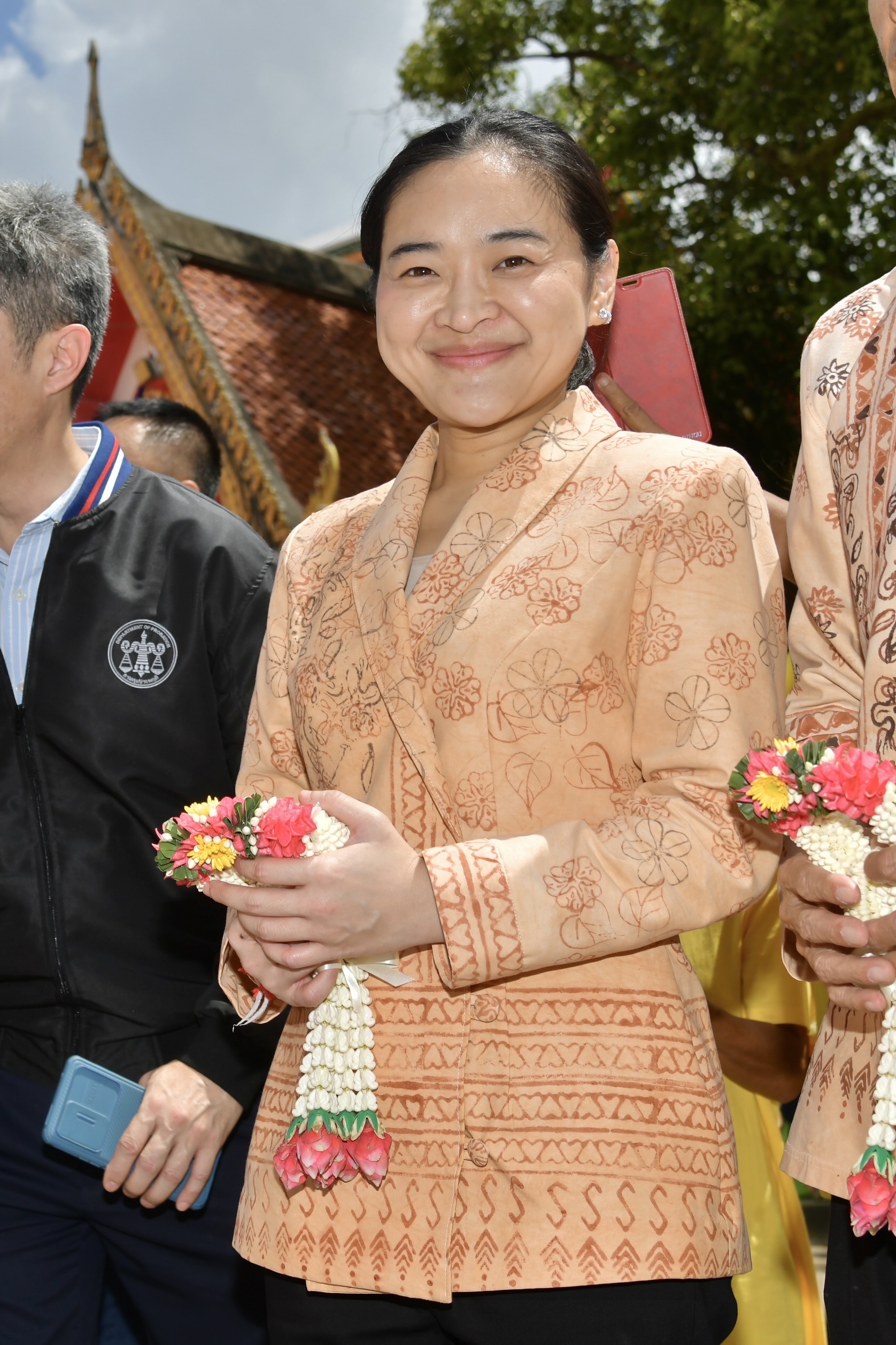 นายเศรษฐา ทวีสิน นายกรัฐมนตรีและรัฐมนตรีว่าการกระทรวงการคลัง พร้อมด้วย นางสาวสุดาวรรณ หวังศุภกิจโกศล รัฐมนตรีว่าการกระทรวงการท่องเที่ยวและกีฬาเดินทางถึงวัดช้างให้ อ.โคกโพธิ์ จ.ปัตตานี
