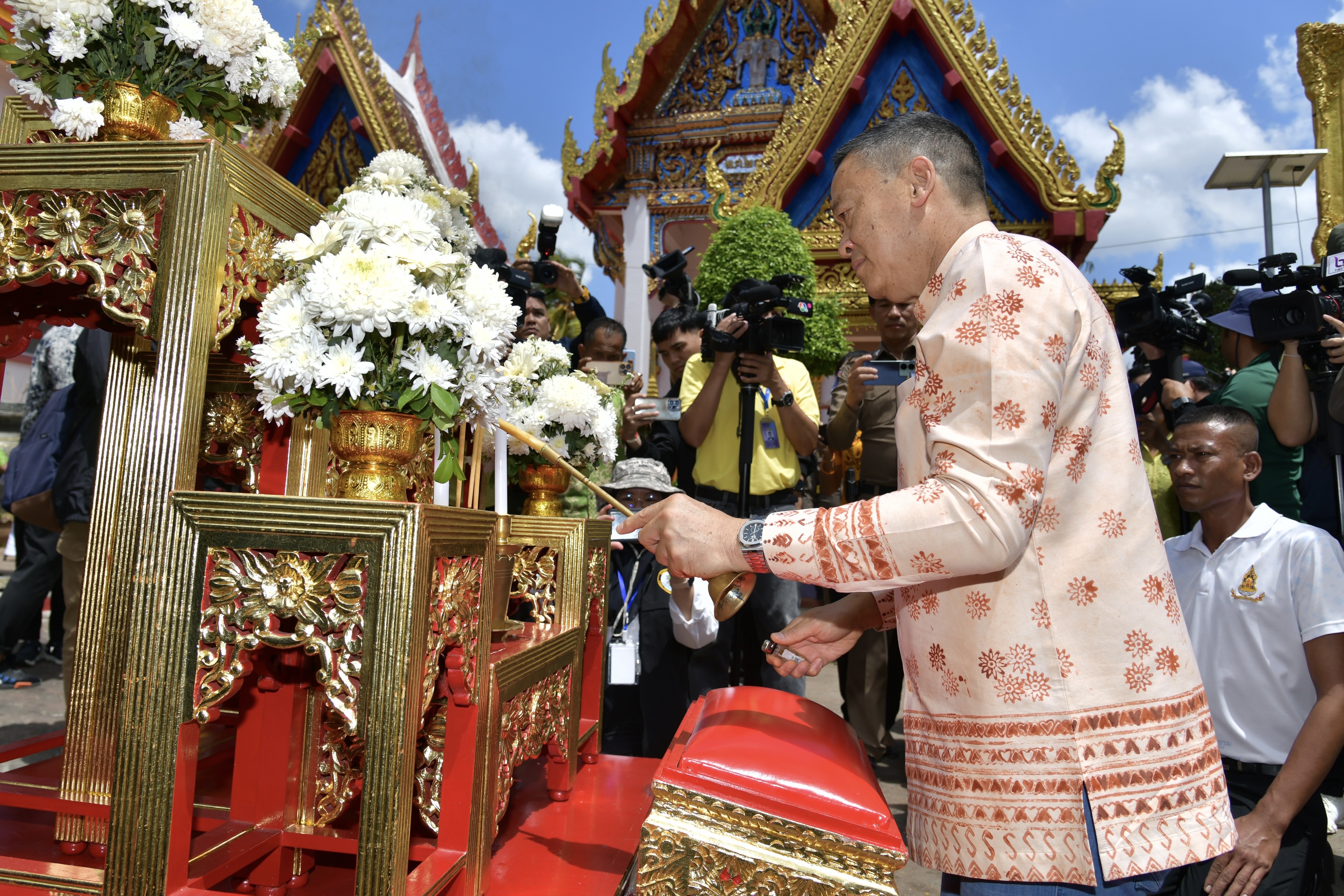 นายเศรษฐา ทวีสิน นายกรัฐมนตรีและรัฐมนตรีว่าการกระทรวงการคลัง พร้อมด้วย นางสาวสุดาวรรณ หวังศุภกิจโกศล รัฐมนตรีว่าการกระทรวงการท่องเที่ยวและกีฬาเดินทางถึงวัดช้างให้ อ.โคกโพธิ์ จ.ปัตตานี