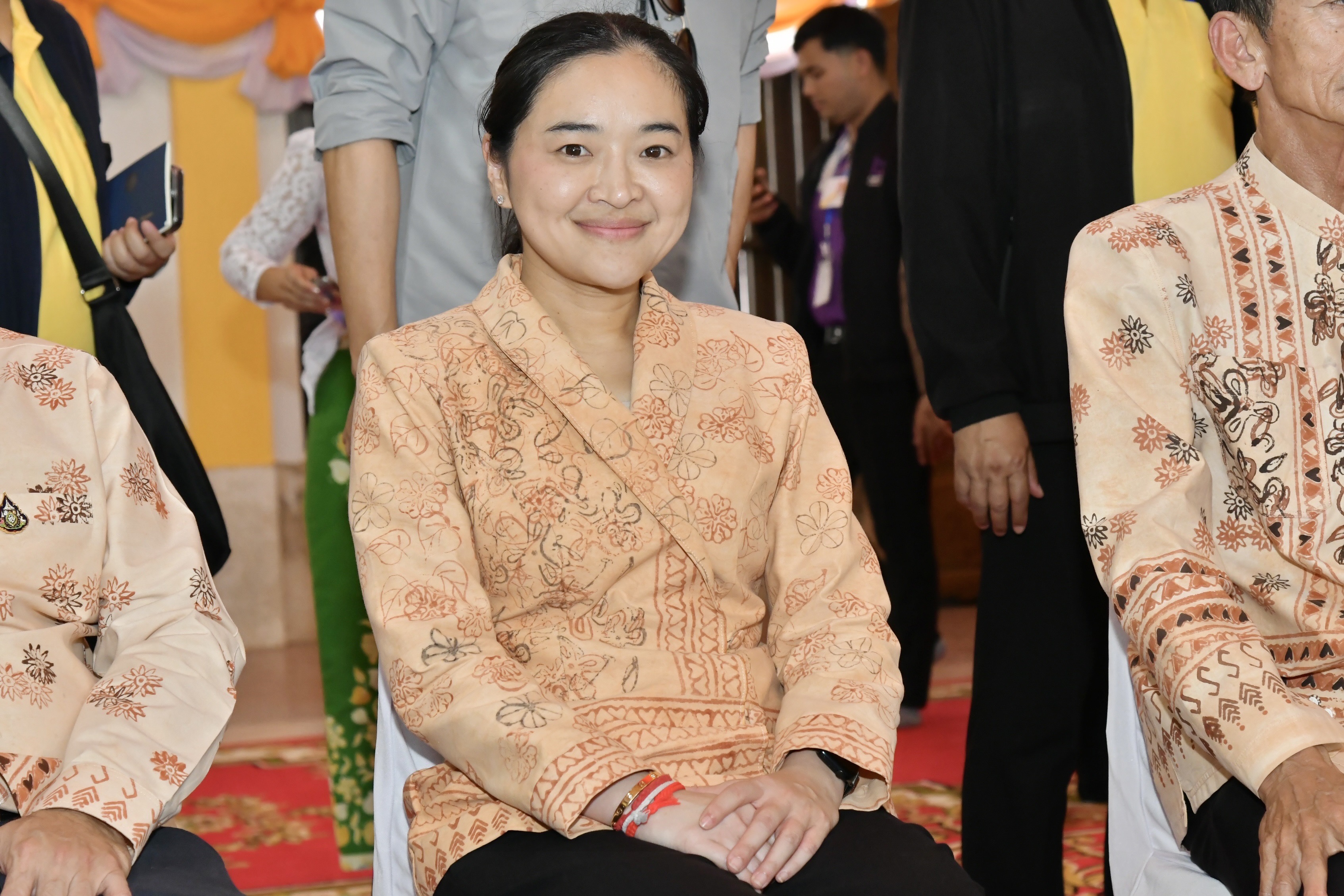 นายเศรษฐา ทวีสิน นายกรัฐมนตรีและรัฐมนตรีว่าการกระทรวงการคลัง พร้อมด้วย นางสาวสุดาวรรณ หวังศุภกิจโกศล รัฐมนตรีว่าการกระทรวงการท่องเที่ยวและกีฬาเดินทางถึงวัดช้างให้ อ.โคกโพธิ์ จ.ปัตตานี