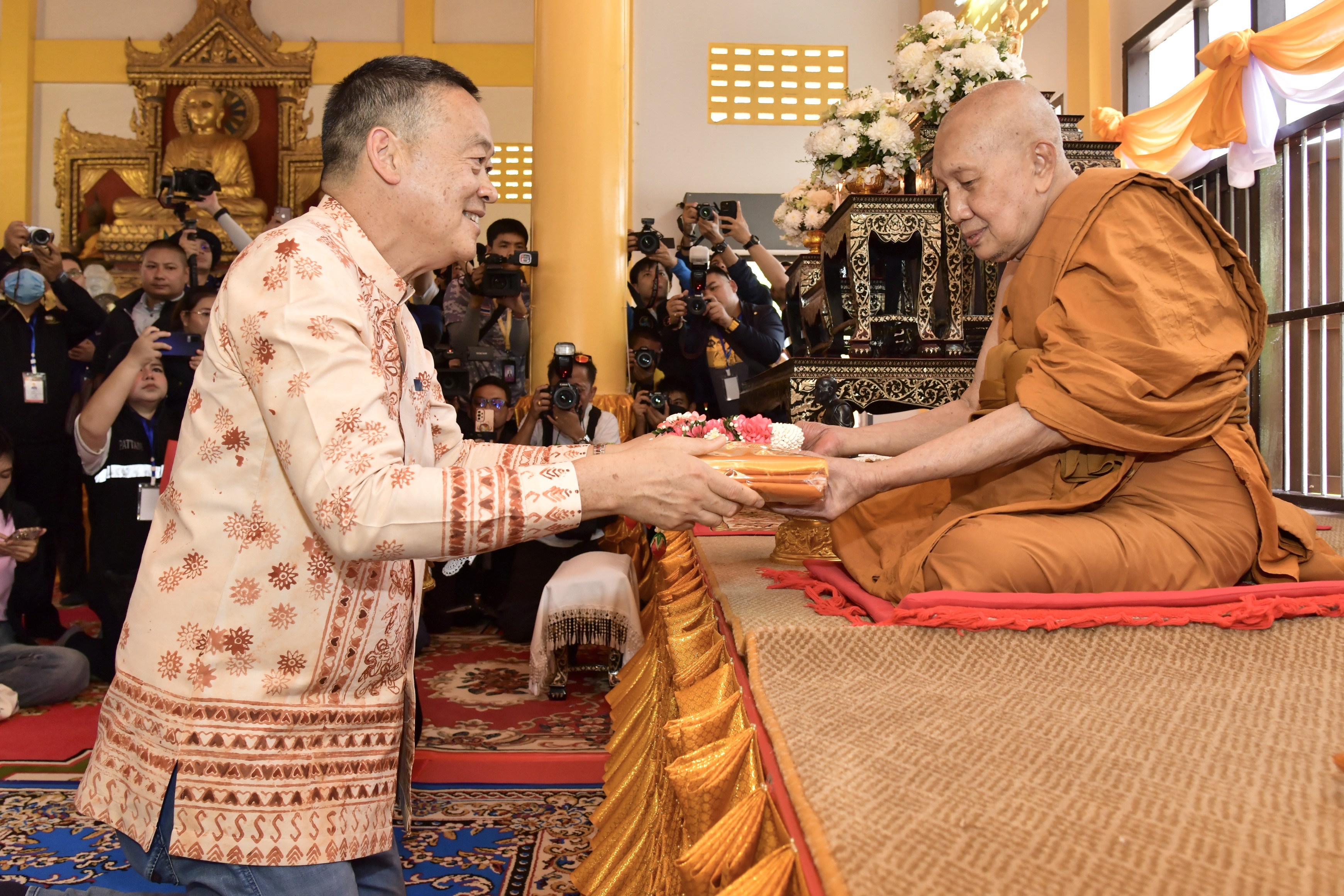 นายเศรษฐา ทวีสิน นายกรัฐมนตรีและรัฐมนตรีว่าการกระทรวงการคลัง พร้อมด้วย นางสาวสุดาวรรณ หวังศุภกิจโกศล รัฐมนตรีว่าการกระทรวงการท่องเที่ยวและกีฬาเดินทางถึงวัดช้างให้ อ.โคกโพธิ์ จ.ปัตตานี
