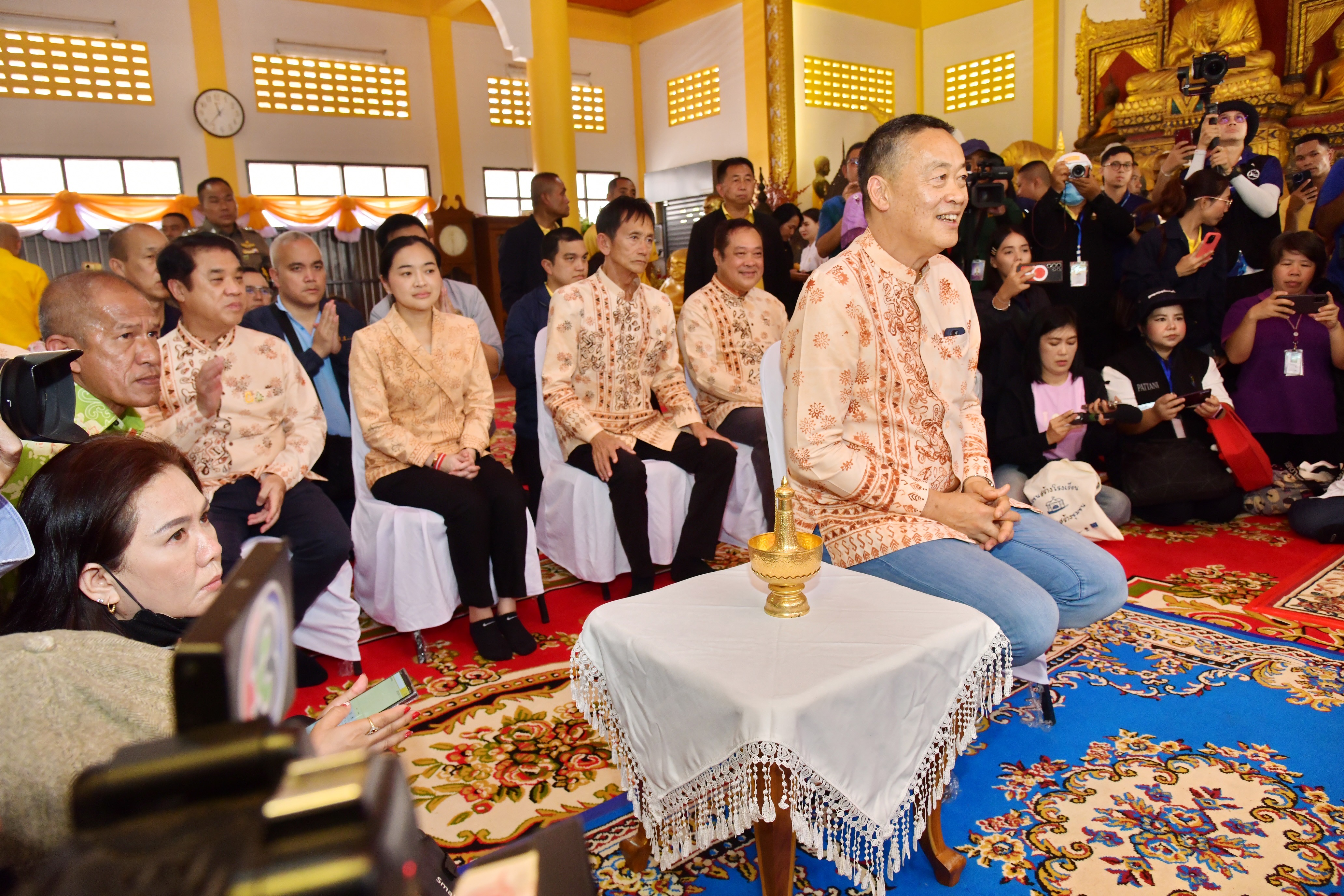 นายเศรษฐา ทวีสิน นายกรัฐมนตรีและรัฐมนตรีว่าการกระทรวงการคลัง พร้อมด้วย นางสาวสุดาวรรณ หวังศุภกิจโกศล รัฐมนตรีว่าการกระทรวงการท่องเที่ยวและกีฬาเดินทางถึงวัดช้างให้ อ.โคกโพธิ์ จ.ปัตตานี