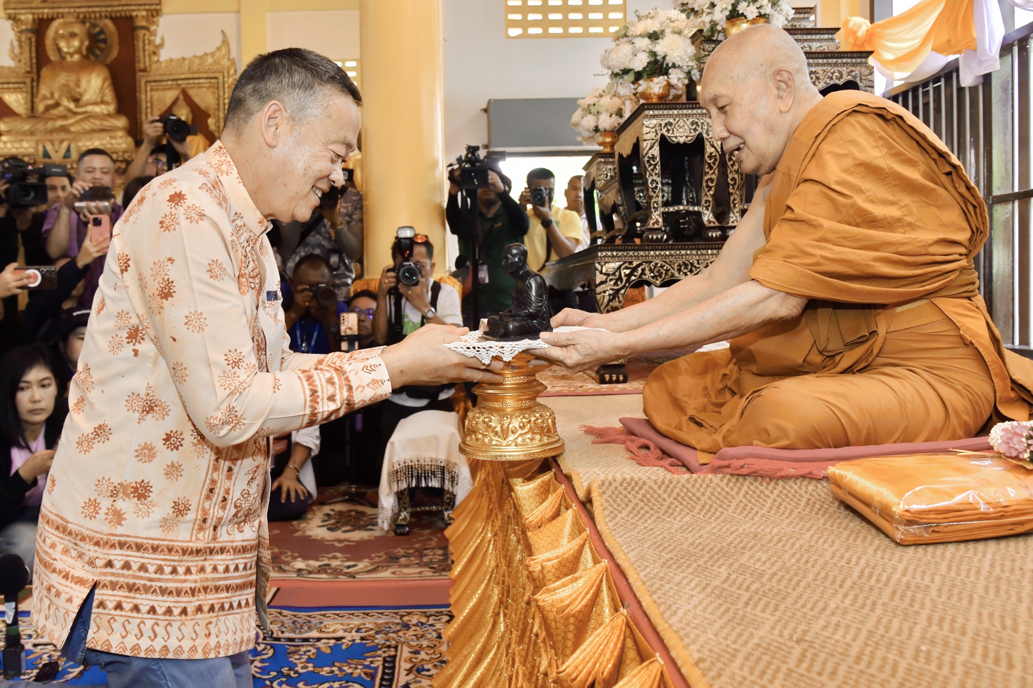 นายเศรษฐา ทวีสิน นายกรัฐมนตรีและรัฐมนตรีว่าการกระทรวงการคลัง พร้อมด้วย นางสาวสุดาวรรณ หวังศุภกิจโกศล รัฐมนตรีว่าการกระทรวงการท่องเที่ยวและกีฬาเดินทางถึงวัดช้างให้ อ.โคกโพธิ์ จ.ปัตตานี