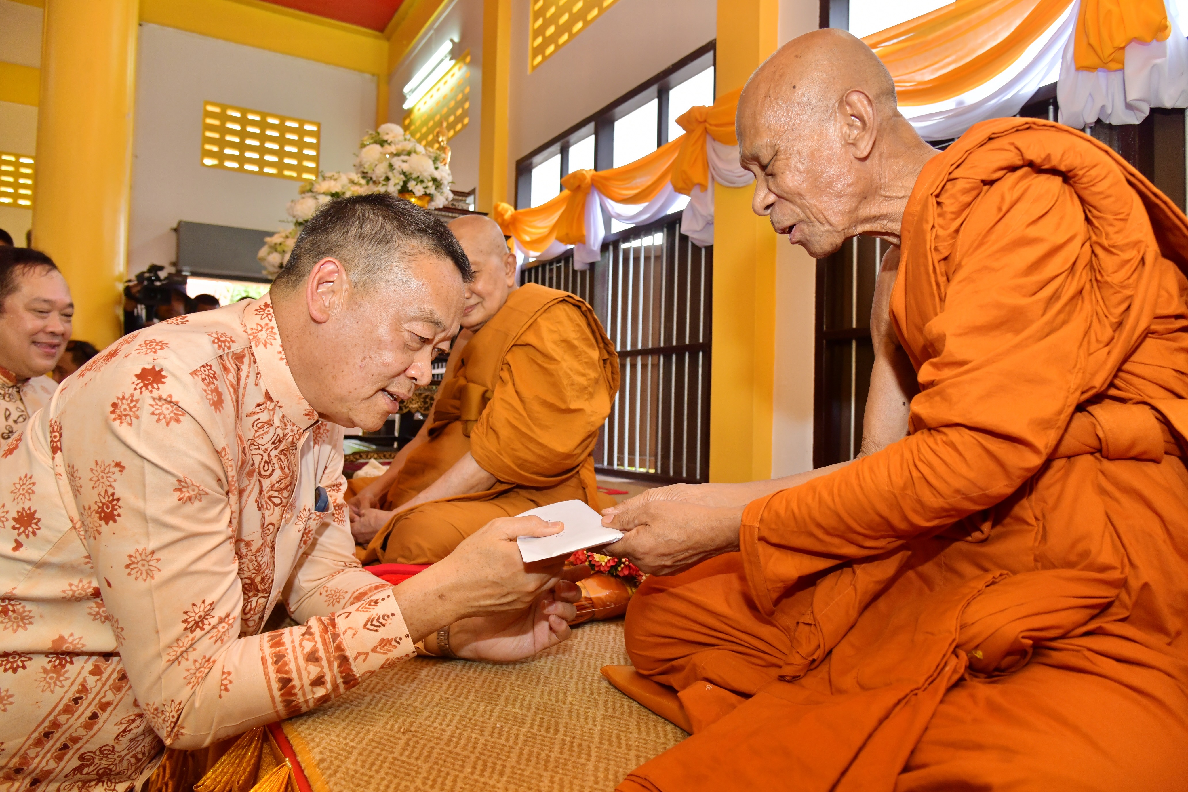 นายเศรษฐา ทวีสิน นายกรัฐมนตรีและรัฐมนตรีว่าการกระทรวงการคลัง พร้อมด้วย นางสาวสุดาวรรณ หวังศุภกิจโกศล รัฐมนตรีว่าการกระทรวงการท่องเที่ยวและกีฬาเดินทางถึงวัดช้างให้ อ.โคกโพธิ์ จ.ปัตตานี