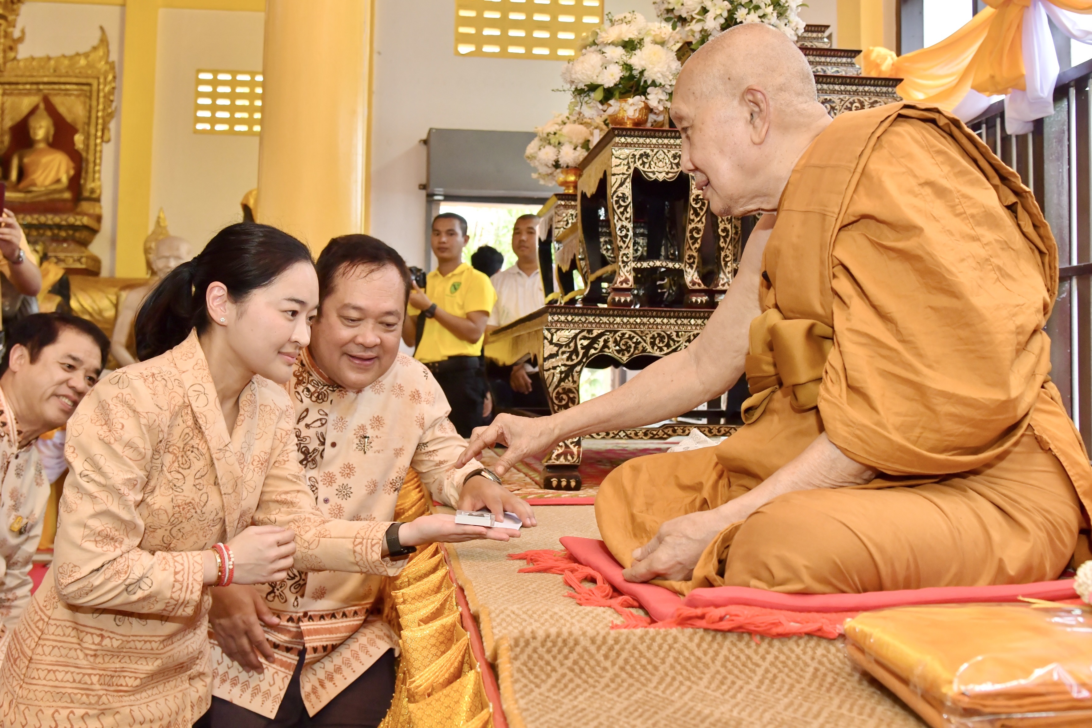 นายเศรษฐา ทวีสิน นายกรัฐมนตรีและรัฐมนตรีว่าการกระทรวงการคลัง พร้อมด้วย นางสาวสุดาวรรณ หวังศุภกิจโกศล รัฐมนตรีว่าการกระทรวงการท่องเที่ยวและกีฬาเดินทางถึงวัดช้างให้ อ.โคกโพธิ์ จ.ปัตตานี