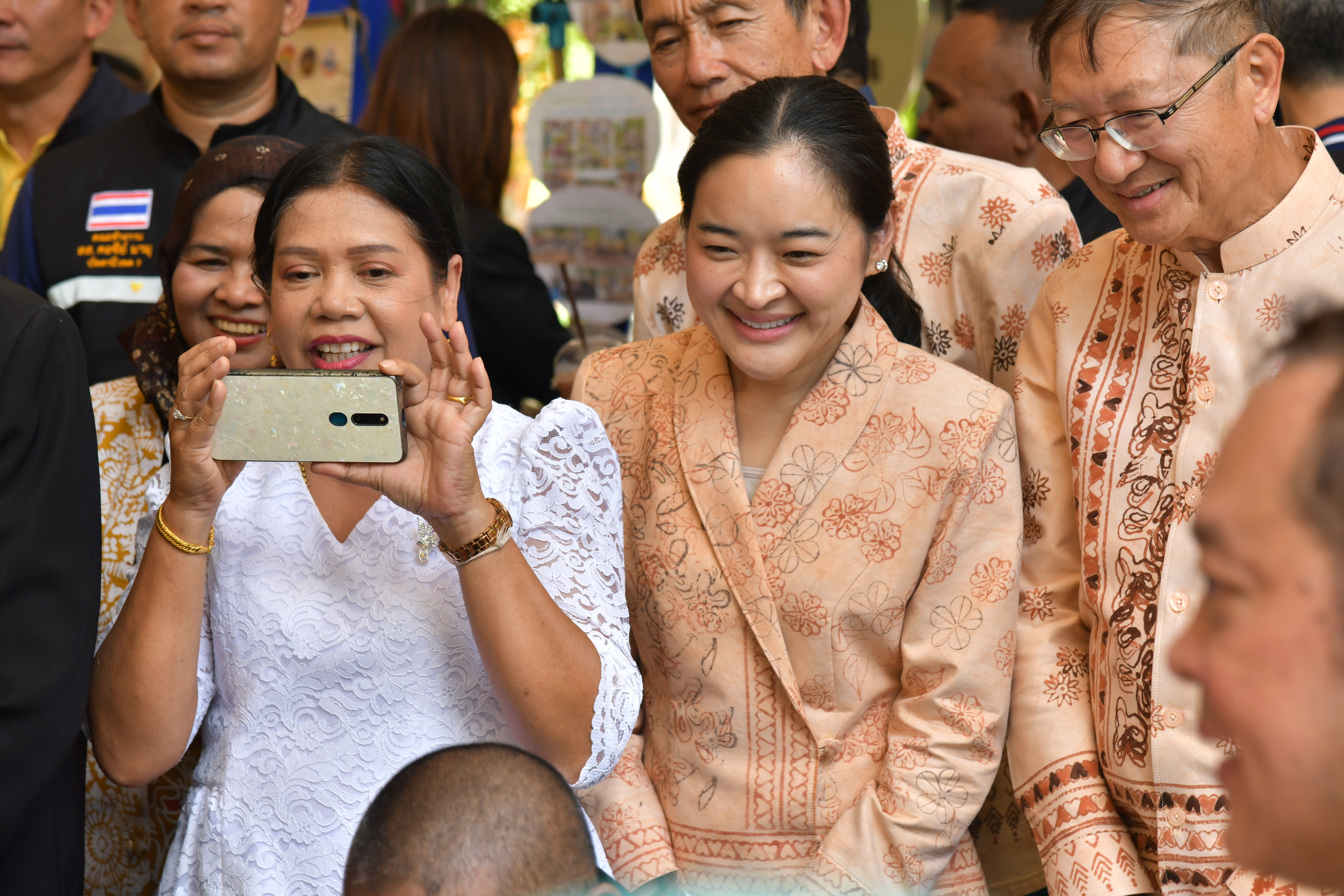 นายเศรษฐา ทวีสิน นายกรัฐมนตรีและรัฐมนตรีว่าการกระทรวงการคลัง พร้อมด้วย นางสาวสุดาวรรณ หวังศุภกิจโกศล รัฐมนตรีว่าการกระทรวงการท่องเที่ยวและกีฬาเดินทางถึงวัดช้างให้ อ.โคกโพธิ์ จ.ปัตตานี