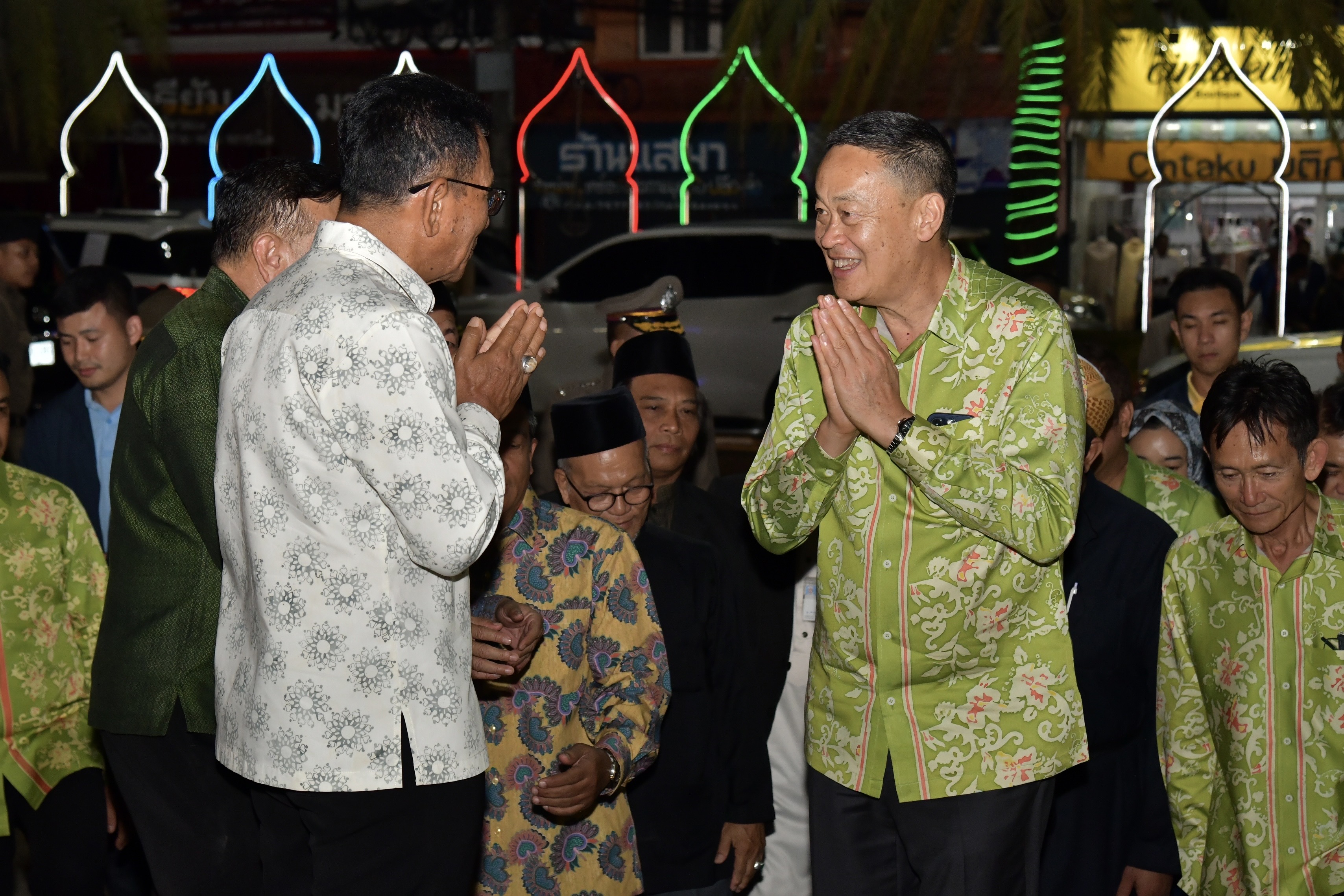 นายเศรษฐา ทวีสิน นายกรัฐมนตรีและรัฐมนตรีว่าการกระทรวงการคลัง พร้อมด้วย นางสาวสุดาวรรณ หวังศุภกิจโกศล รัฐมนตรีว่าการกระทรวงการท่องเที่ยวและกีฬาคณะรัฐมนตรี เดินทางถึงมิสยิดกลางจังหวัดปัตตานี