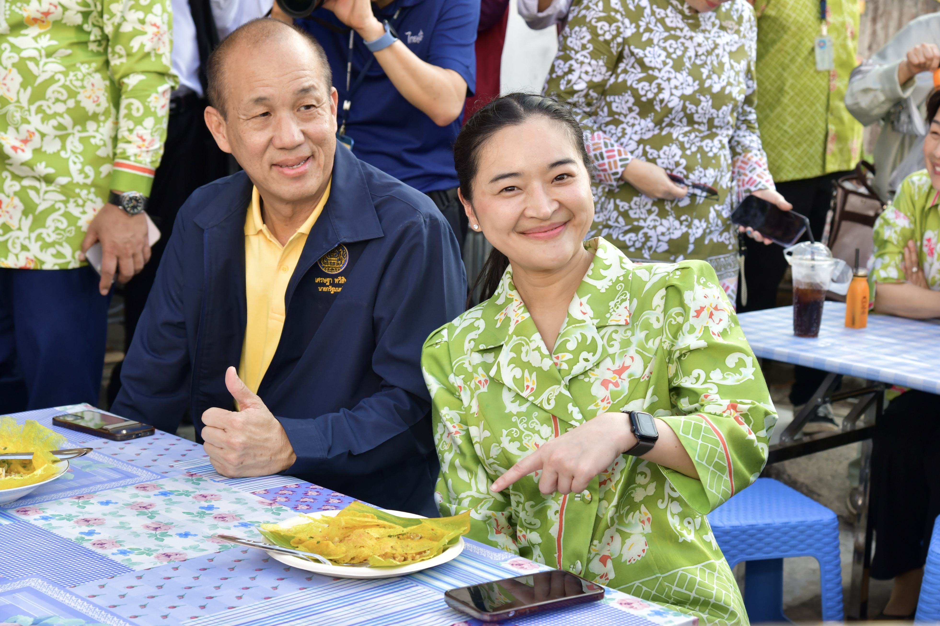 นายเศรษฐา ทวีสิน นายกรัฐมนตรีและรัฐมนตรีว่าการกระทรวงการคลัง พร้อมด้วย นางสาวสุดาวรรณ หวังศุภกิจโกศล รัฐมนตรีว่าการกระทรวงการท่องเที่ยวและกีฬาร่วมชมตลาดวัฒนธรรมกือคาจีนอ ศาลเจ้าเล่งจูเกียง (เจ้าแม่ลิ่มกอเหนี่ยว)