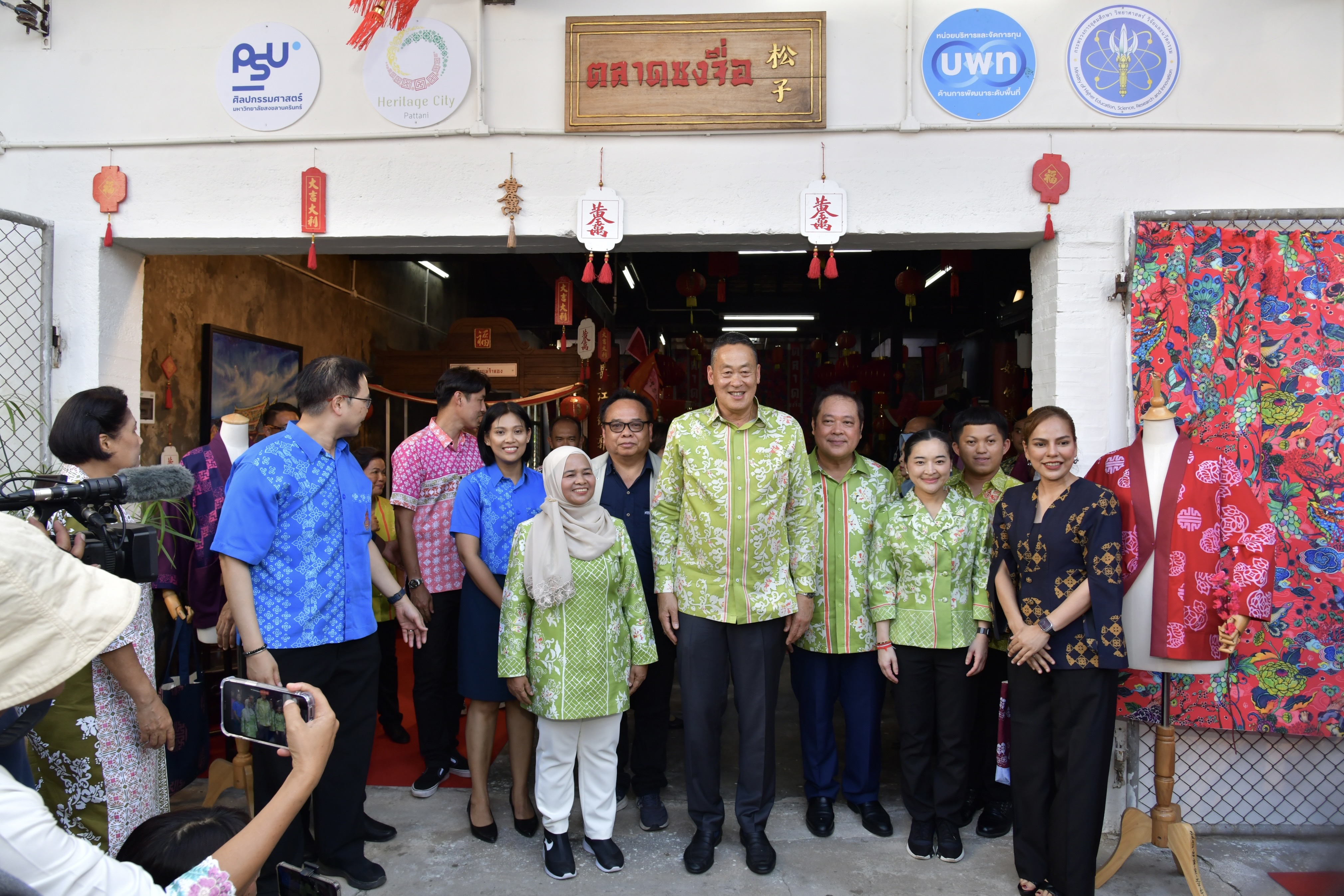 นายเศรษฐา ทวีสิน นายกรัฐมนตรีและรัฐมนตรีว่าการกระทรวงการคลัง พร้อมด้วย นางสาวสุดาวรรณ หวังศุภกิจโกศล รัฐมนตรีว่าการกระทรวงการท่องเที่ยวและกีฬาร่วมชมตลาดวัฒนธรรมกือคาจีนอ ศาลเจ้าเล่งจูเกียง (เจ้าแม่ลิ่มกอเหนี่ยว)
