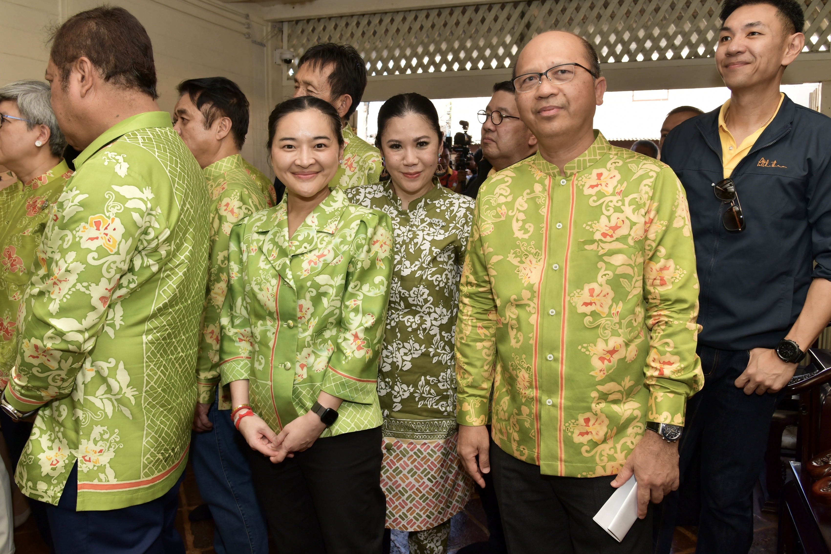 นายเศรษฐา ทวีสิน นายกรัฐมนตรีและรัฐมนตรีว่าการกระทรวงการคลัง พร้อมด้วย นางสาวสุดาวรรณ หวังศุภกิจโกศล รัฐมนตรีว่าการกระทรวงการท่องเที่ยวและกีฬาร่วมชมตลาดวัฒนธรรมกือคาจีนอ ศาลเจ้าเล่งจูเกียง (เจ้าแม่ลิ่มกอเหนี่ยว)