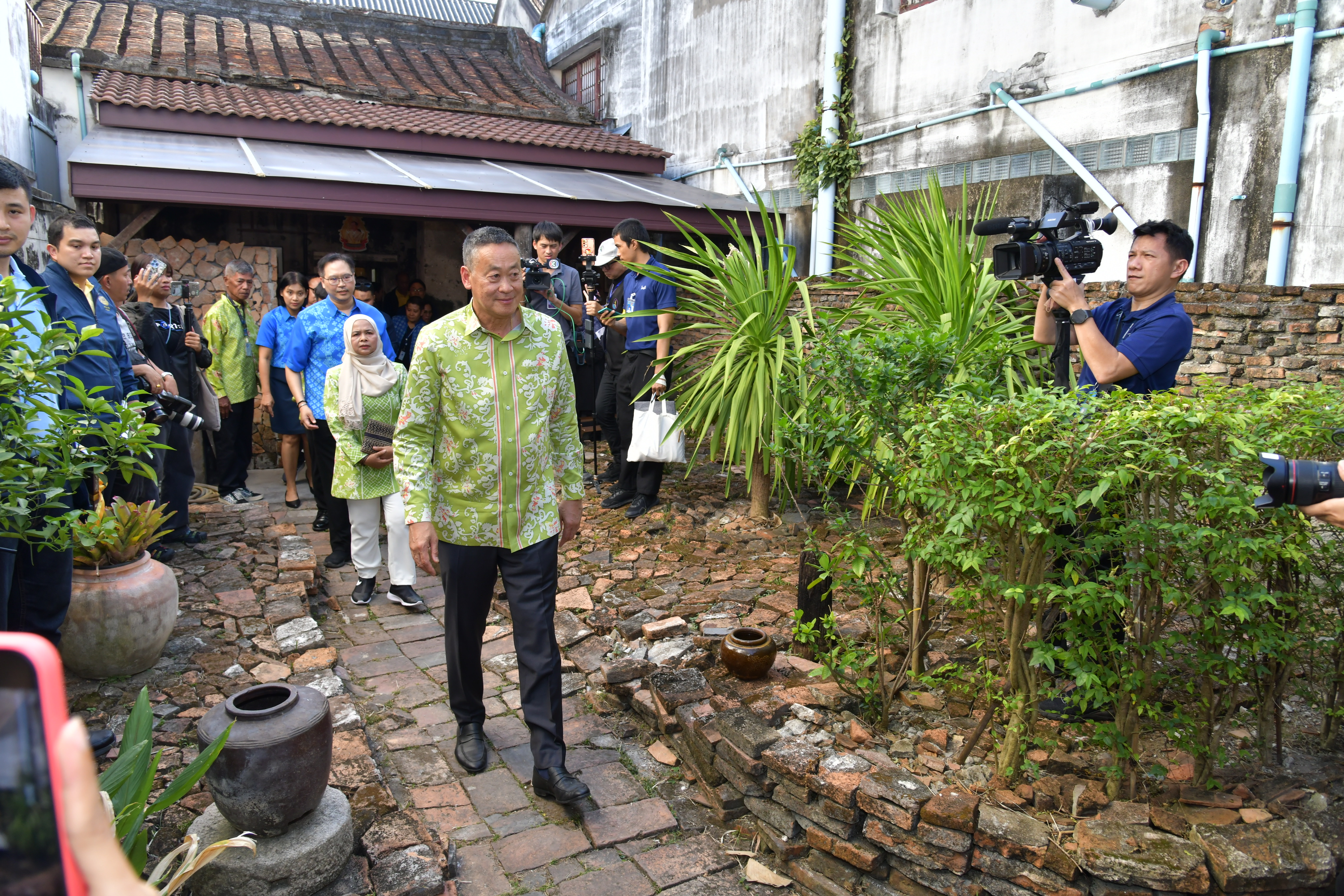 นายเศรษฐา ทวีสิน นายกรัฐมนตรีและรัฐมนตรีว่าการกระทรวงการคลัง พร้อมด้วย นางสาวสุดาวรรณ หวังศุภกิจโกศล รัฐมนตรีว่าการกระทรวงการท่องเที่ยวและกีฬาร่วมชมตลาดวัฒนธรรมกือคาจีนอ ศาลเจ้าเล่งจูเกียง (เจ้าแม่ลิ่มกอเหนี่ยว)