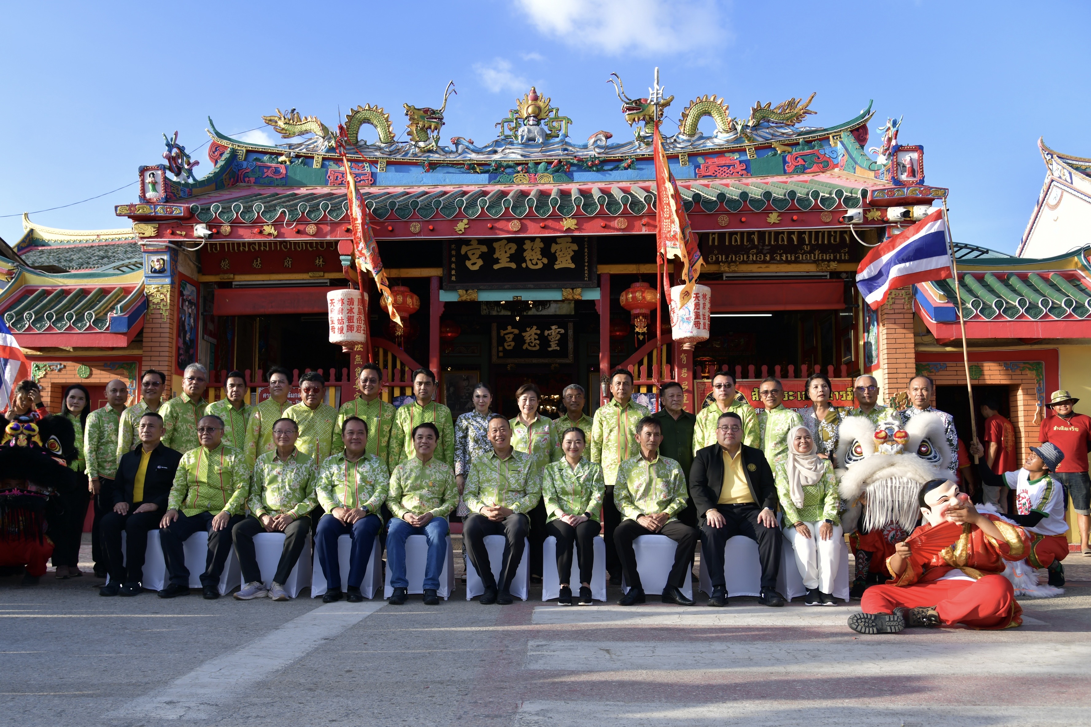 นายเศรษฐา ทวีสิน นายกรัฐมนตรีและรัฐมนตรีว่าการกระทรวงการคลัง พร้อมด้วย นางสาวสุดาวรรณ หวังศุภกิจโกศล รัฐมนตรีว่าการกระทรวงการท่องเที่ยวและกีฬาร่วมชมตลาดวัฒนธรรมกือคาจีนอ ศาลเจ้าเล่งจูเกียง (เจ้าแม่ลิ่มกอเหนี่ยว)