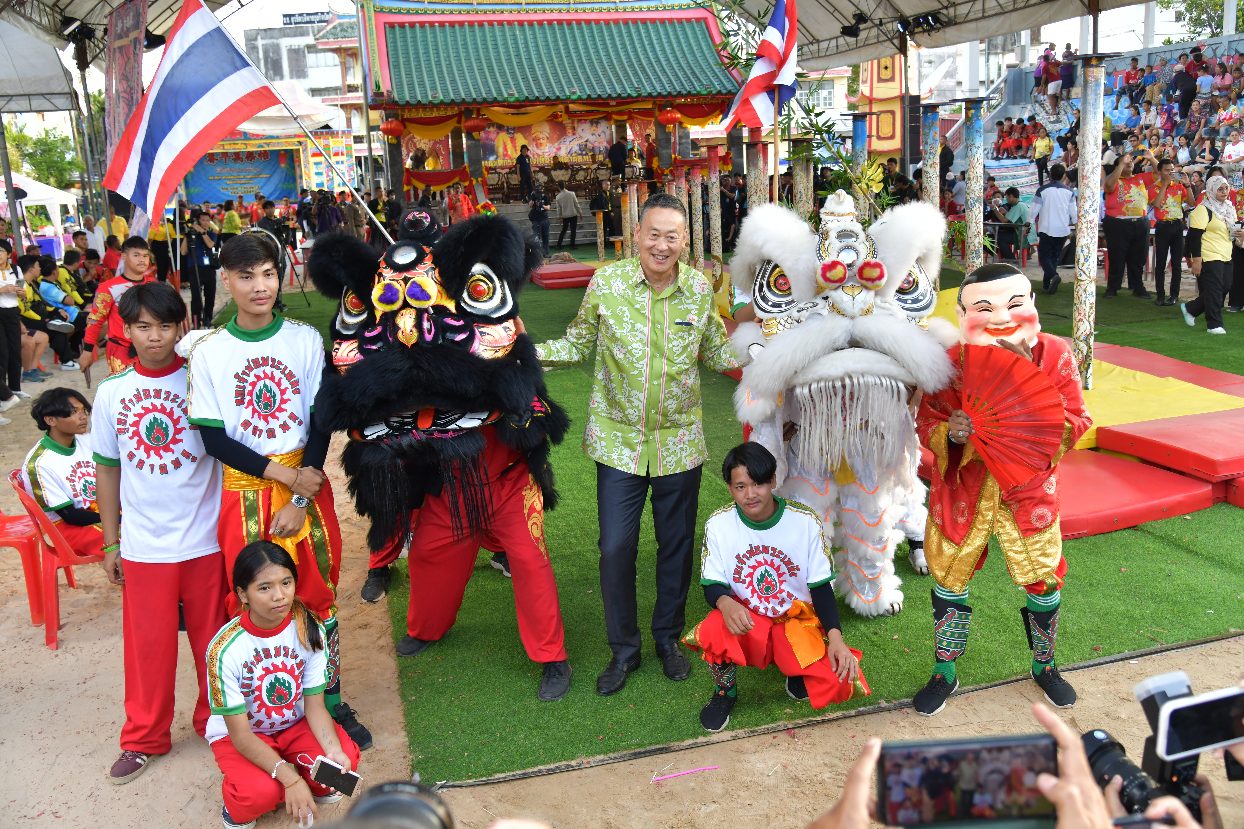 นายเศรษฐา ทวีสิน นายกรัฐมนตรีและรัฐมนตรีว่าการกระทรวงการคลัง พร้อมด้วย นางสาวสุดาวรรณ หวังศุภกิจโกศล รัฐมนตรีว่าการกระทรวงการท่องเที่ยวและกีฬาร่วมชมตลาดวัฒนธรรมกือคาจีนอ ศาลเจ้าเล่งจูเกียง (เจ้าแม่ลิ่มกอเหนี่ยว)