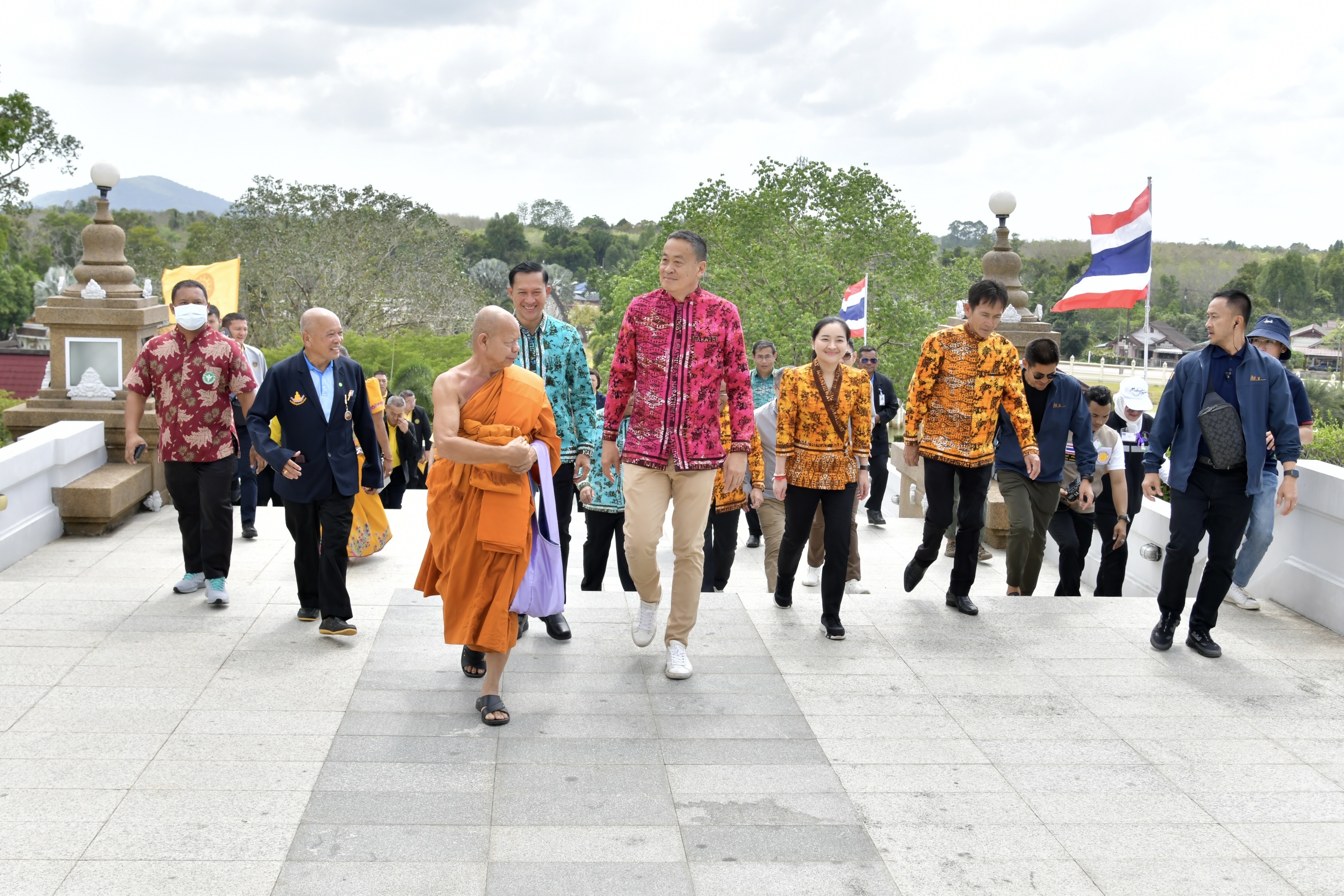 เดินทางถึง วัดเขากง ต.ลำภู อ.เมืองนราธิวาส