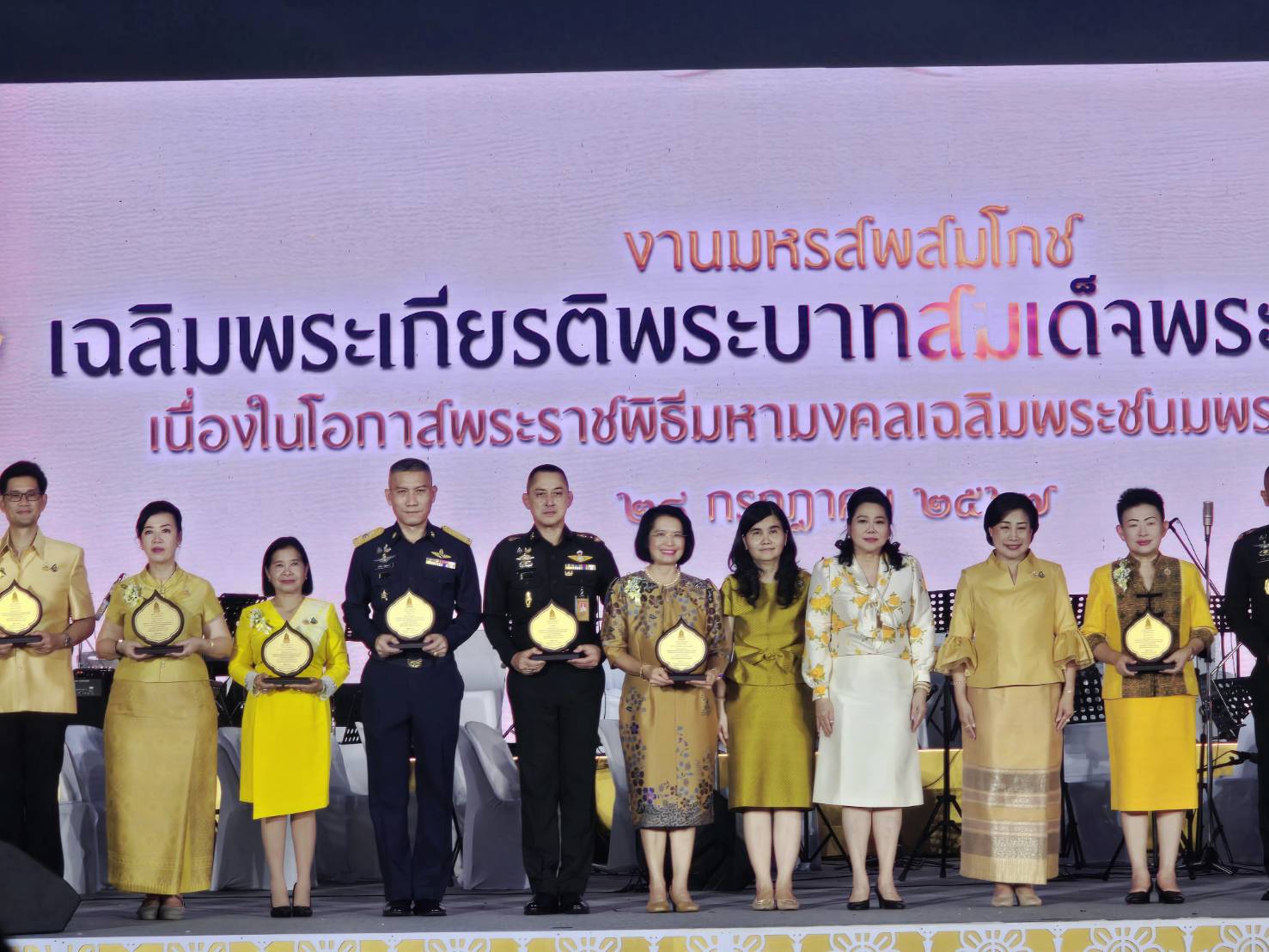 กระทรวงการท่องเที่ยวและกีฬารับมอบโล่ขอบคุณการจัดงานมหรสพสมโภชฯ