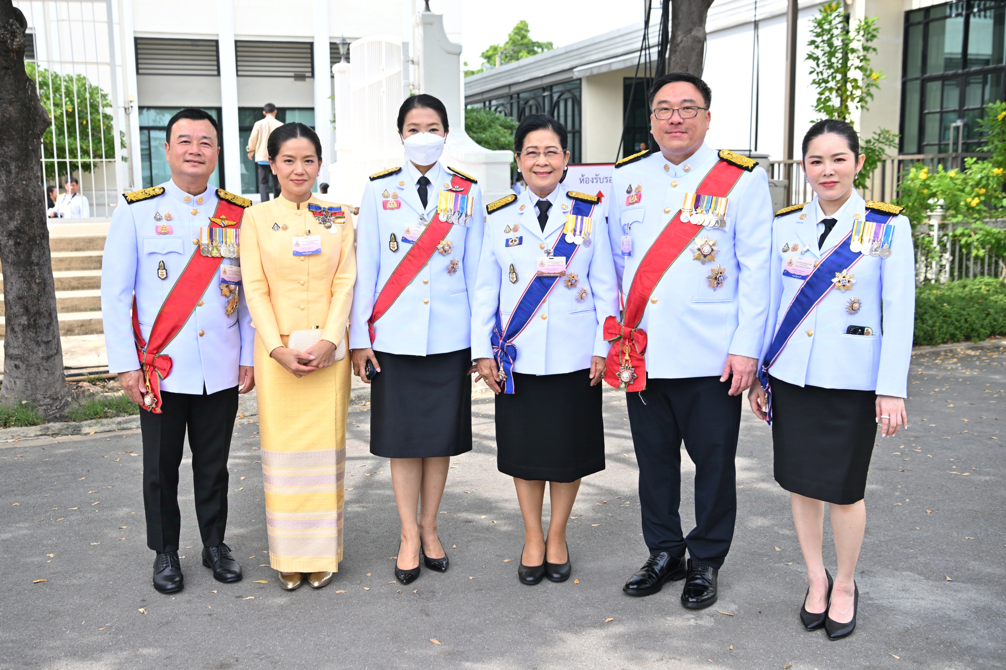 รมว.สรวงศ์ พร้อมคณะผู้บริหารกระทรวงการท่องเที่ยวและกีฬา เฝ้ารับเสด็จฯ ในหลวง พระราชินี เสด็จฯ ถวายผ้าพระกฐินโดยขบวนพยุหยาตราทางชลมารค ณ สวนหลวงพระราม 8