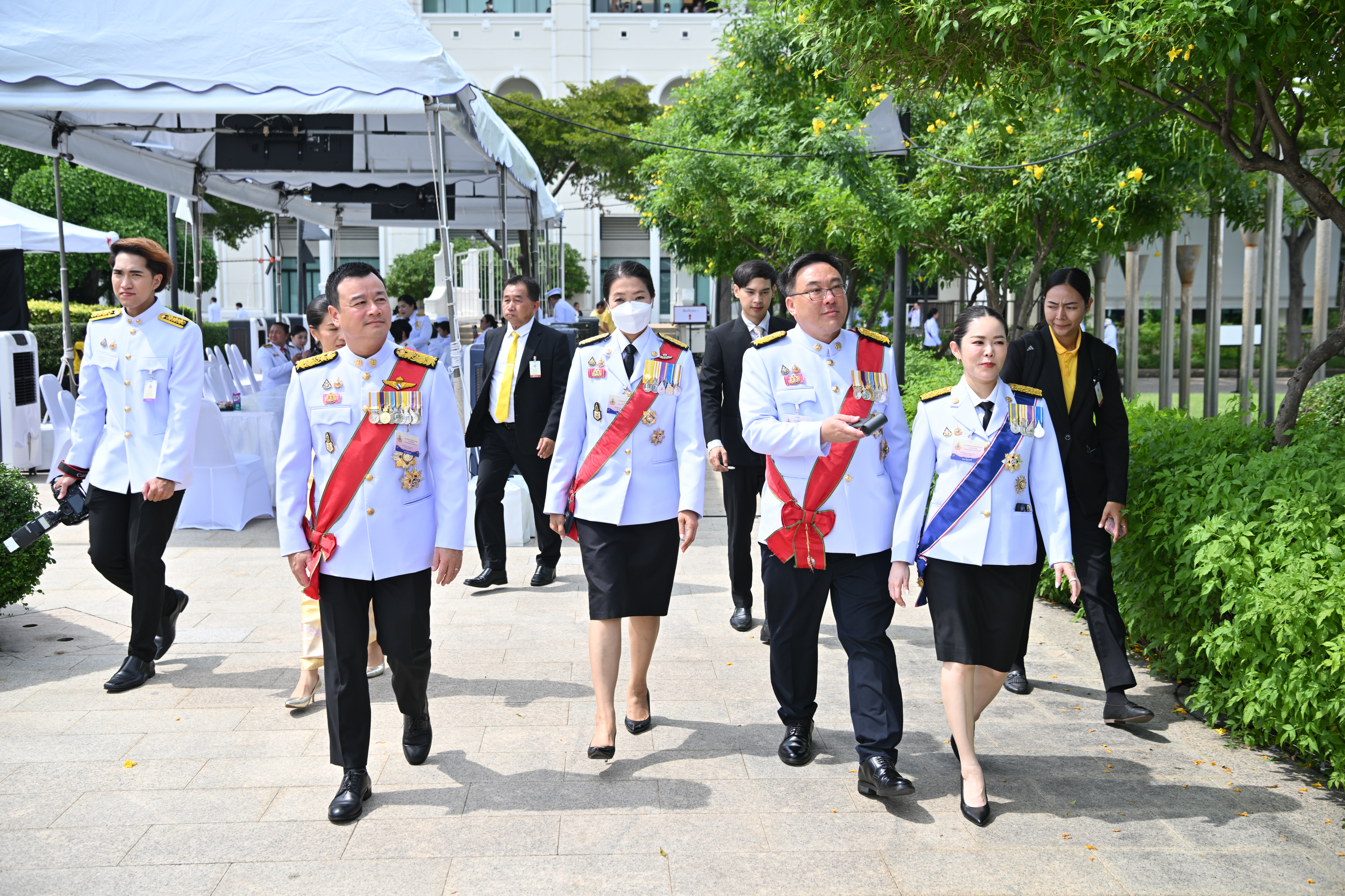 รมว.สรวงศ์ พร้อมคณะผู้บริหารกระทรวงการท่องเที่ยวและกีฬา เฝ้ารับเสด็จฯ ในหลวง พระราชินี เสด็จฯ ถวายผ้าพระกฐินโดยขบวนพยุหยาตราทางชลมารค ณ สวนหลวงพระราม 8