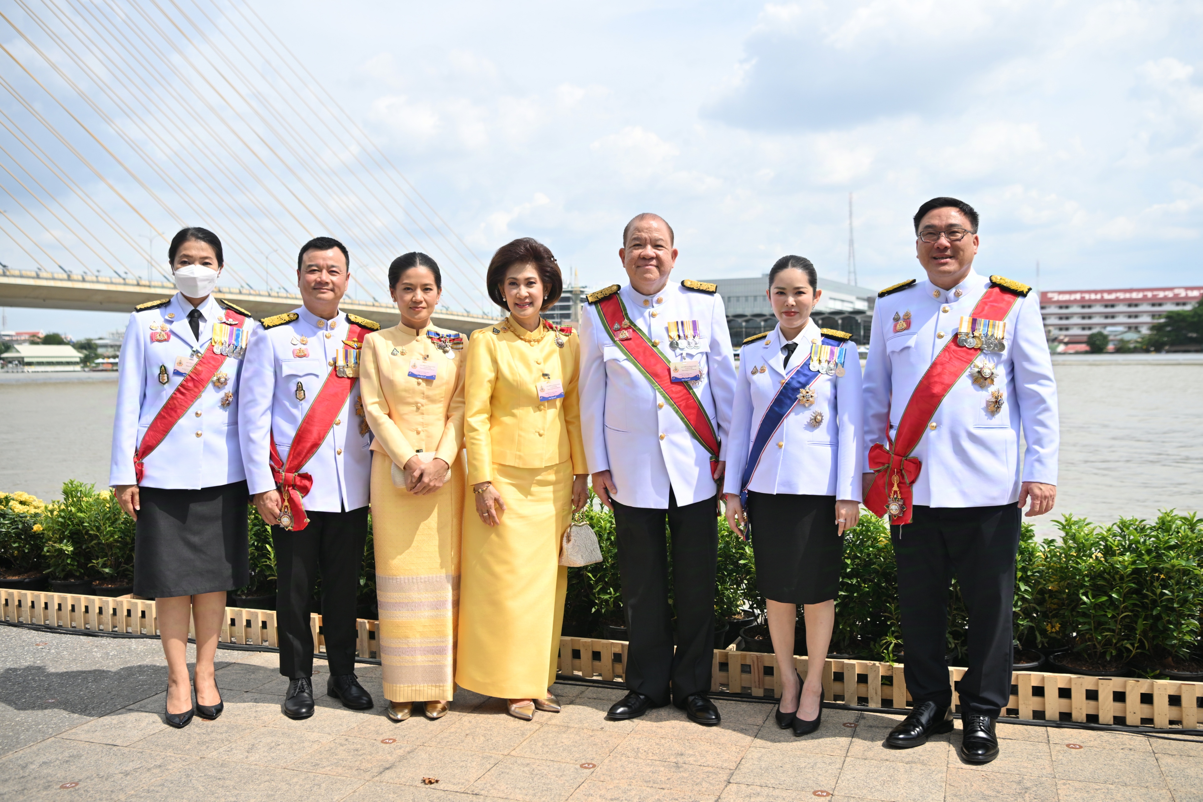 รมว.สรวงศ์ พร้อมคณะผู้บริหารกระทรวงการท่องเที่ยวและกีฬา เฝ้ารับเสด็จฯ ในหลวง พระราชินี เสด็จฯ ถวายผ้าพระกฐินโดยขบวนพยุหยาตราทางชลมารค ณ สวนหลวงพระราม 8