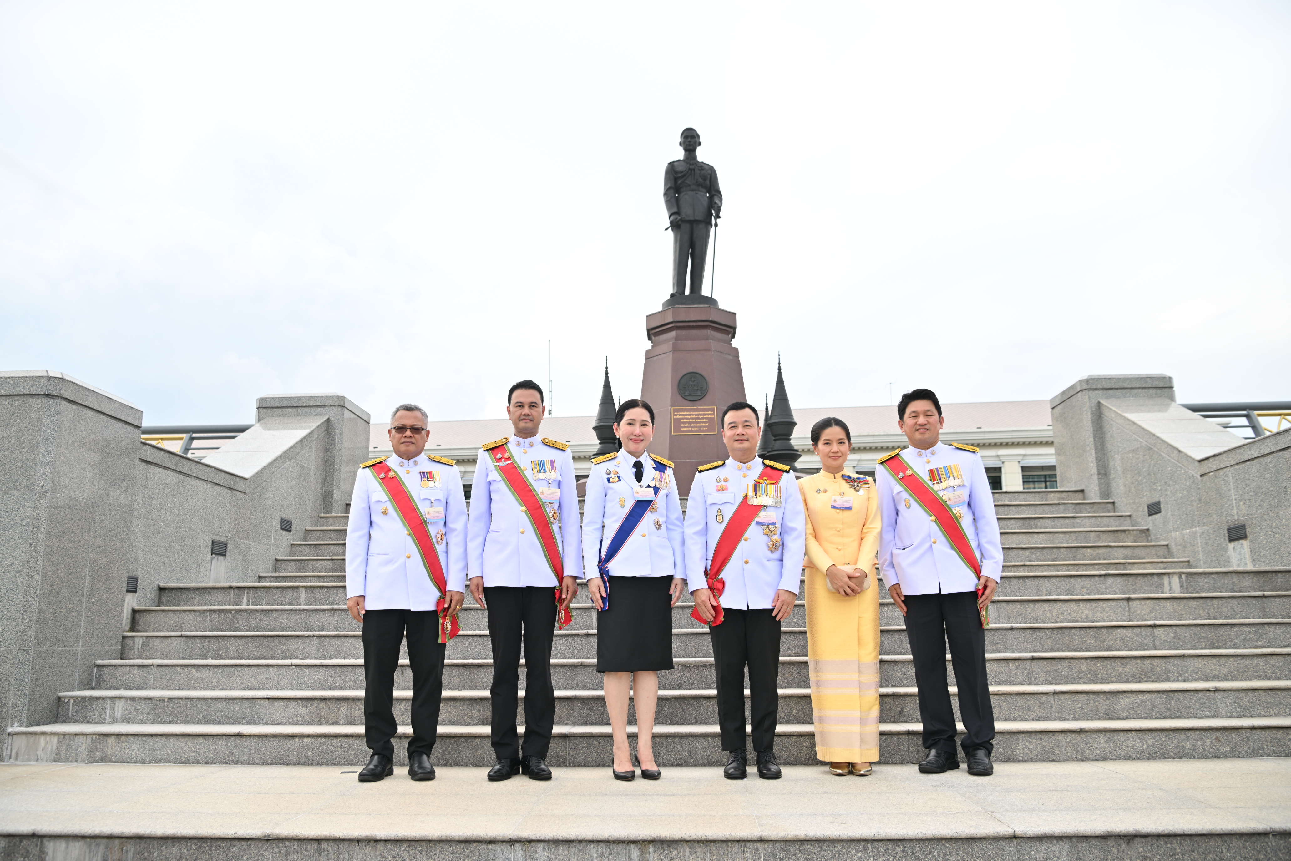 รมว.สรวงศ์ พร้อมคณะผู้บริหารกระทรวงการท่องเที่ยวและกีฬา เฝ้ารับเสด็จฯ ในหลวง พระราชินี เสด็จฯ ถวายผ้าพระกฐินโดยขบวนพยุหยาตราทางชลมารค ณ สวนหลวงพระราม 8