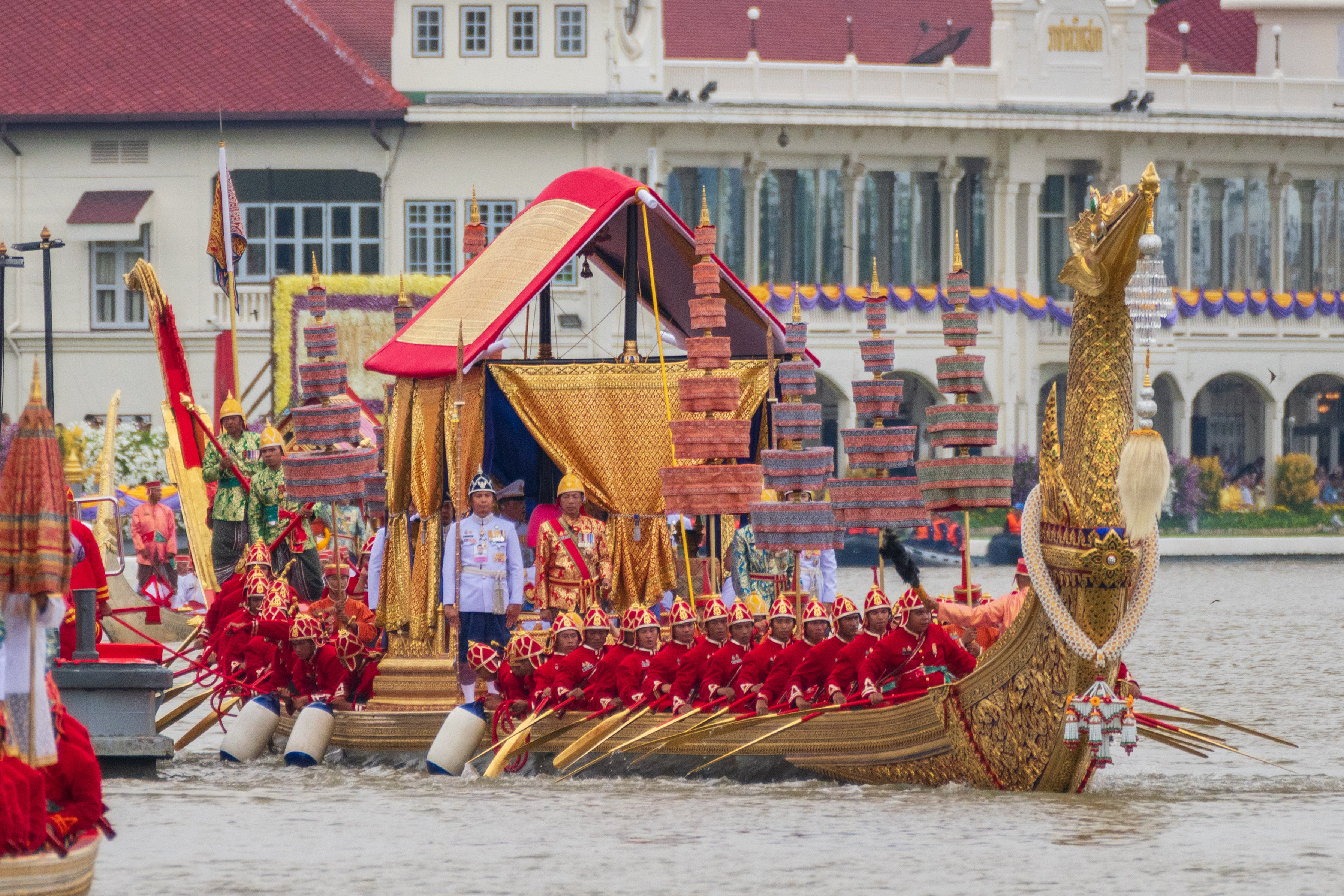 รมว.สรวงศ์ พร้อมคณะผู้บริหารกระทรวงการท่องเที่ยวและกีฬา เฝ้ารับเสด็จฯ ในหลวง พระราชินี เสด็จฯ ถวายผ้าพระกฐินโดยขบวนพยุหยาตราทางชลมารค ณ สวนหลวงพระราม 8